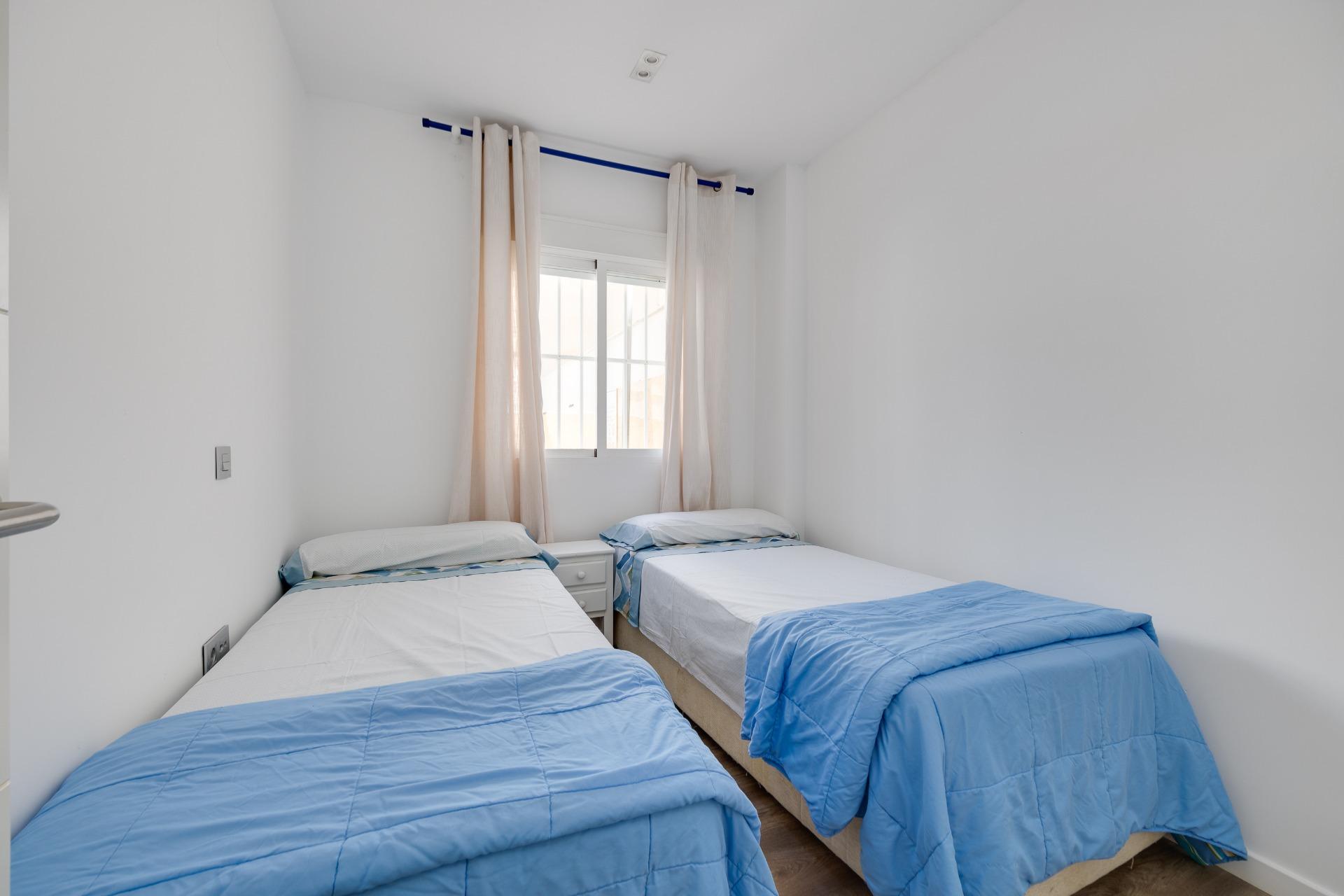Bathroom fittings and tiling detail, 3-bedroom apartment, Playa de los Locos, Torrevieja