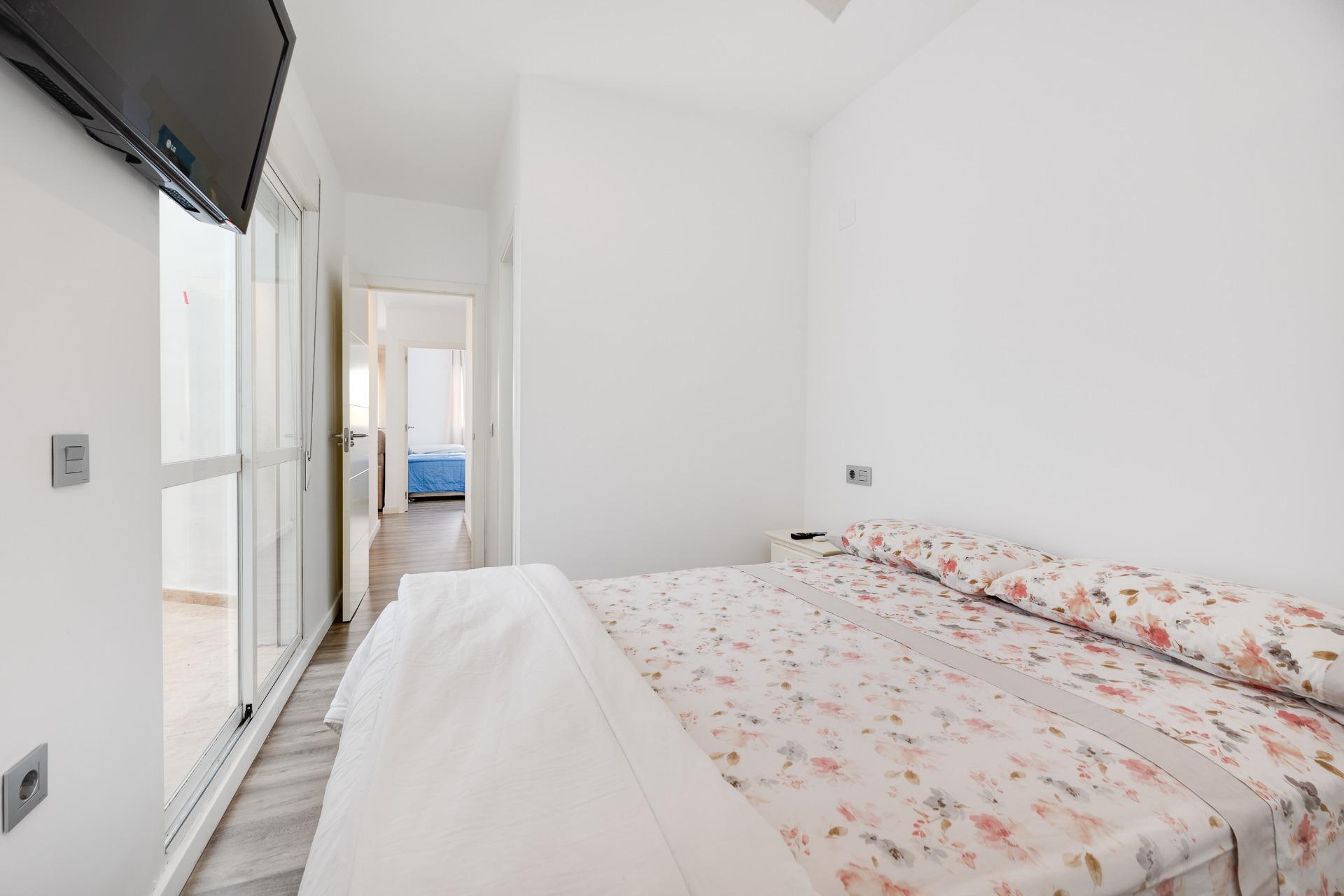 Kitchen with worktop and fitted appliances, 3-bedroom apartment, Playa de los Locos, Torrevieja