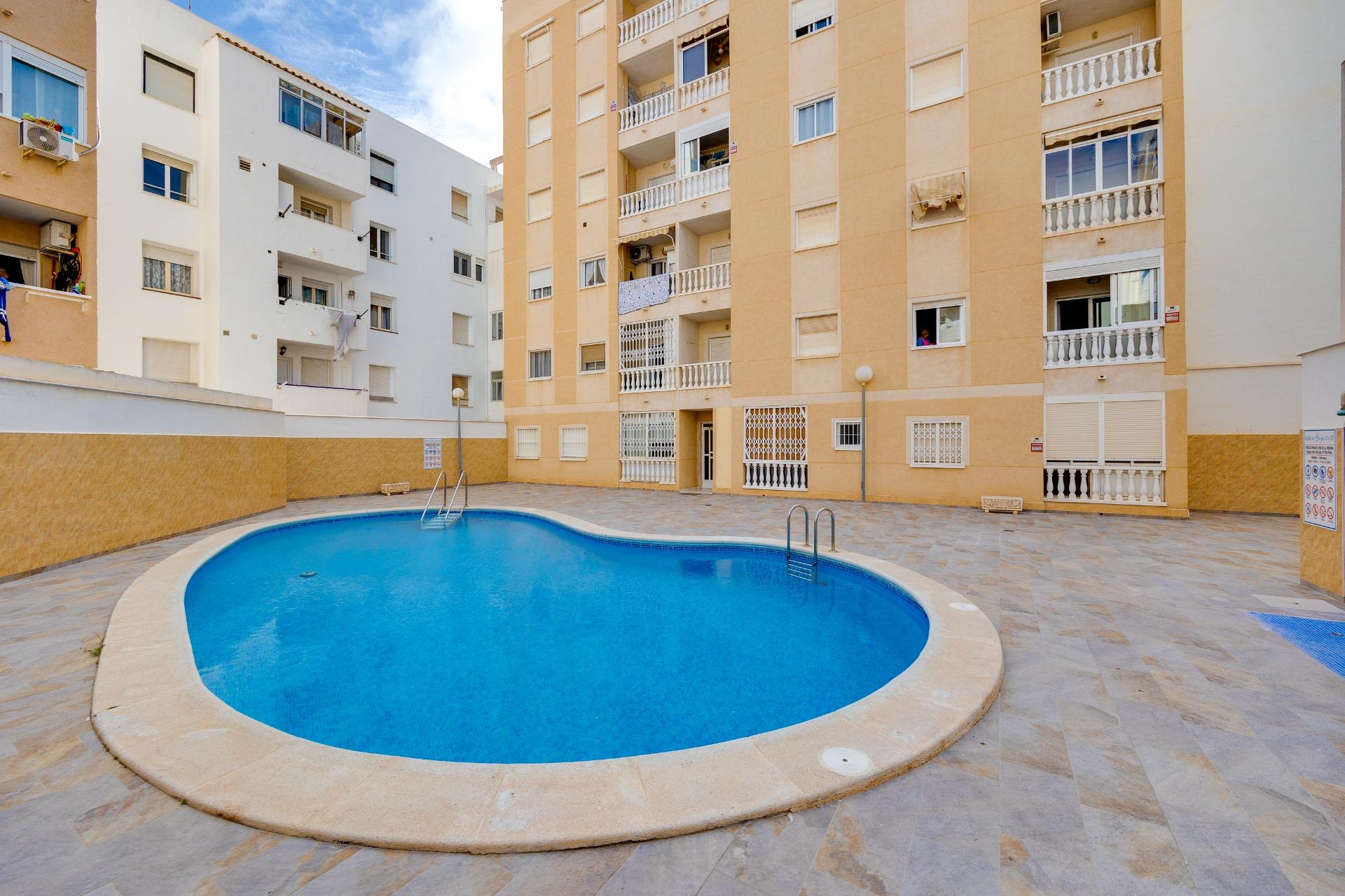 Private patio at ground-floor level with paved surface, Playa de los Locos, Torrevieja
