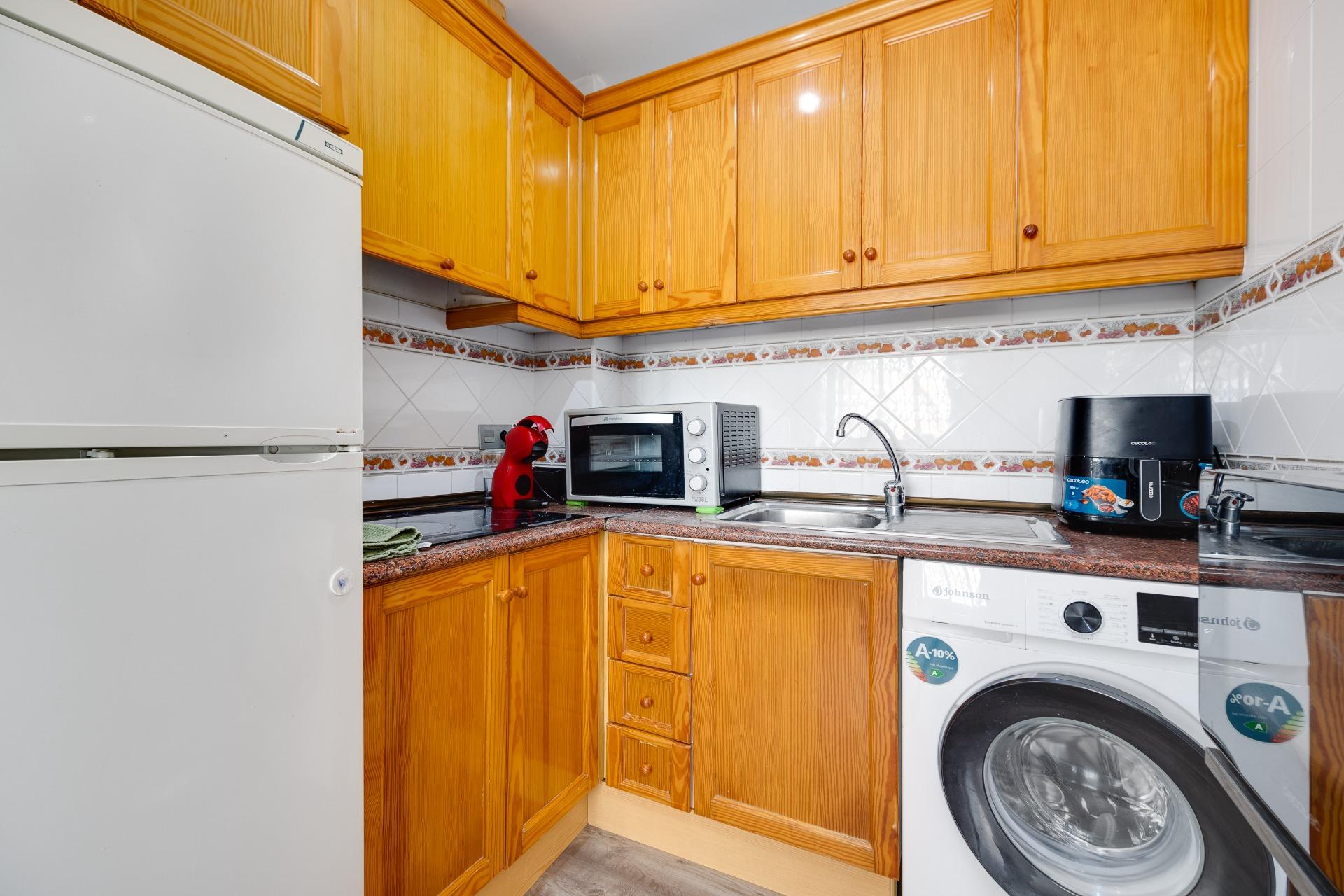 Master bedroom with east-facing window, 3-bedroom apartment, Playa de los Locos, Torrevieja