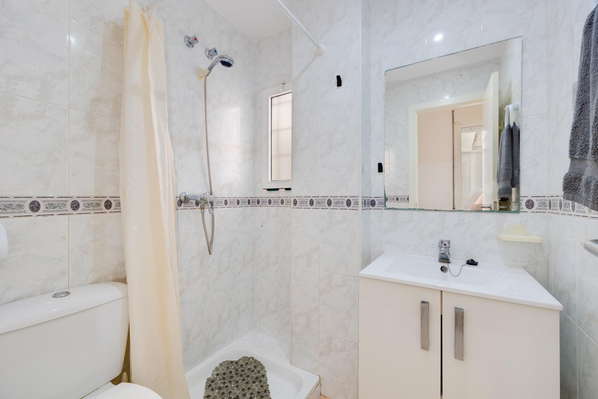 Third bedroom with natural light from window, 3-bedroom apartment, Playa de los Locos, Torrevieja