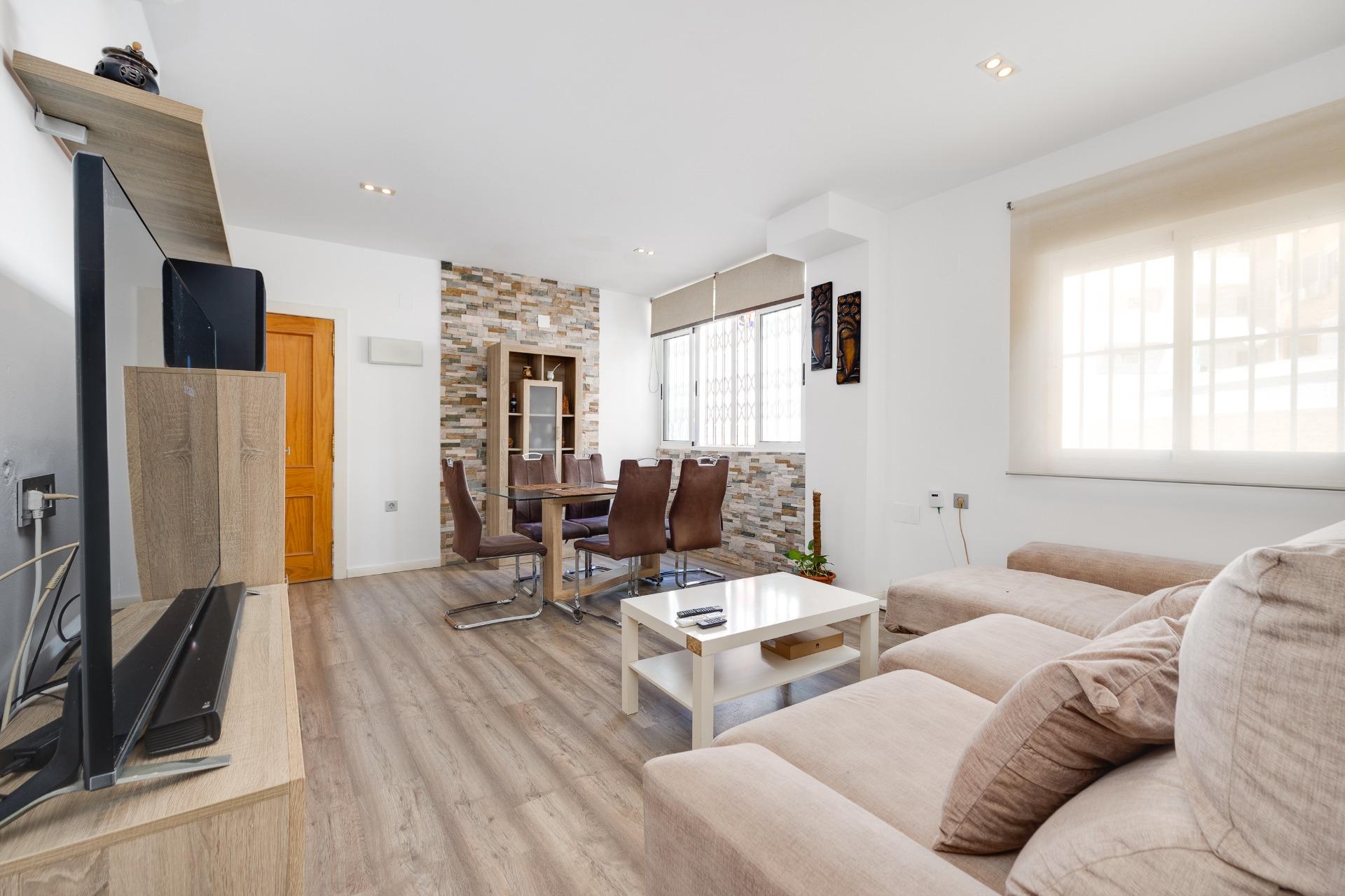 Second bathroom with shower enclosure, 3-bedroom apartment, Playa de los Locos, Torrevieja