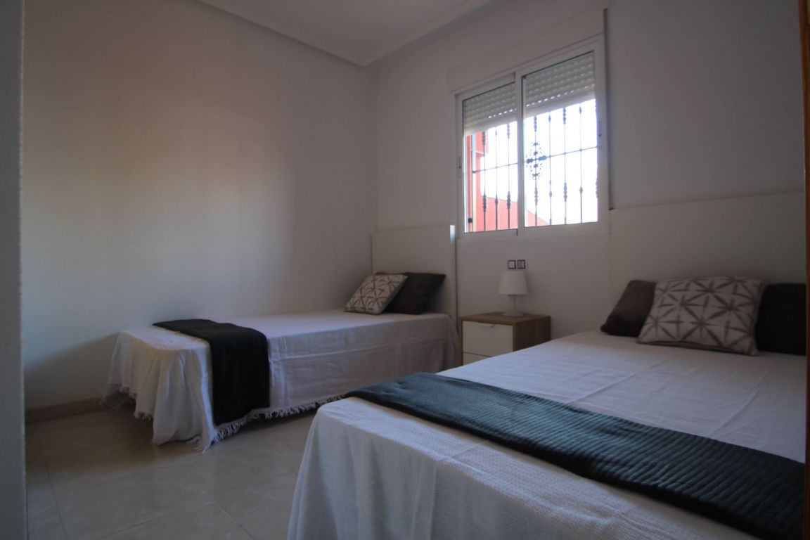 Bedroom with window and natural light, townhouse Aguas Nuevas 1, Torrevieja