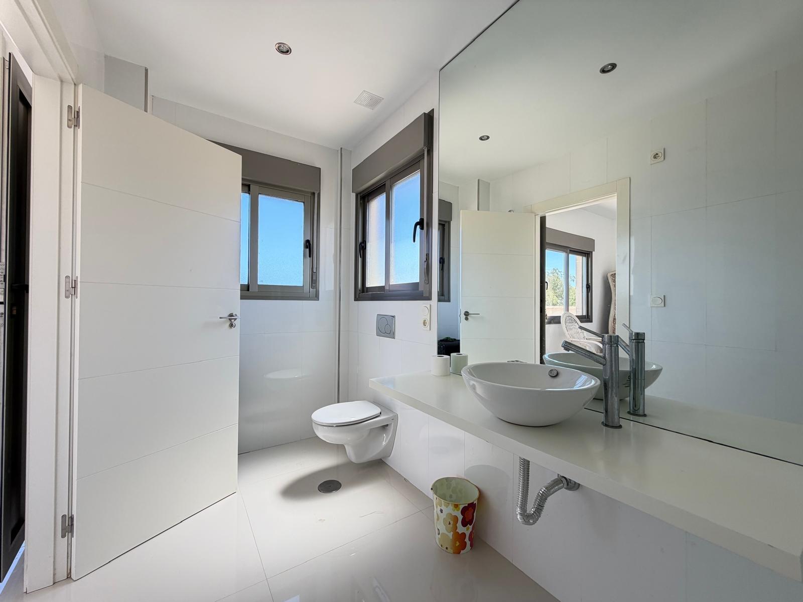 Bathroom with overhead shower fitting, villa in Doña Pepa