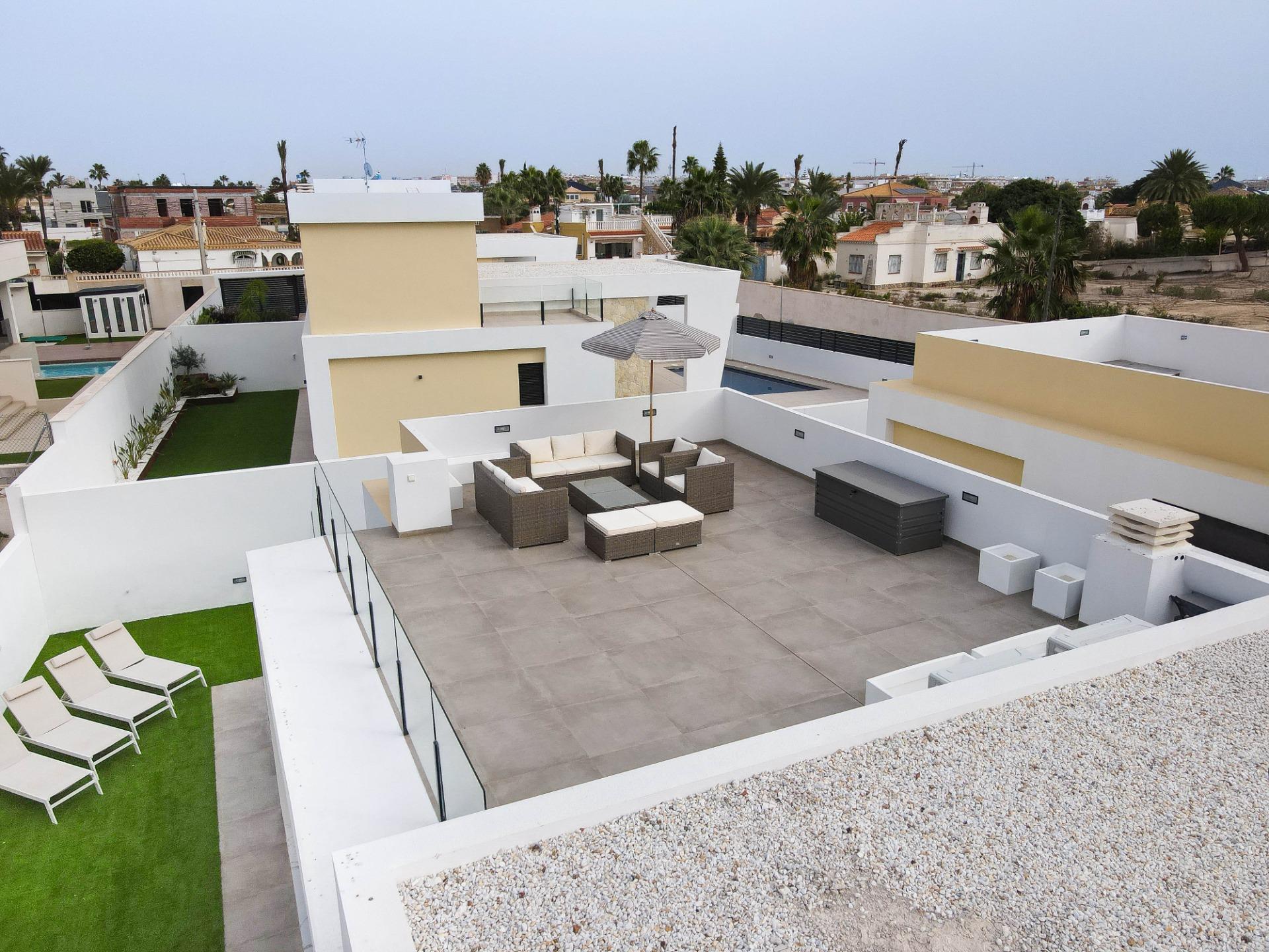 Rooftop solarium with open views toward the Pink Lagoon, La Siesta, Torrevieja