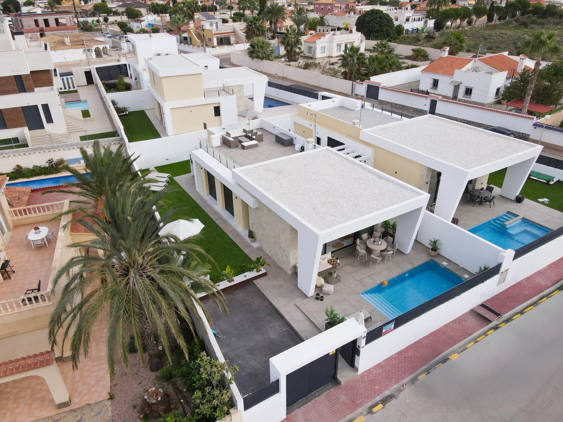 Sunbathing area on rooftop solarium, 3-bedroom villa in La Siesta