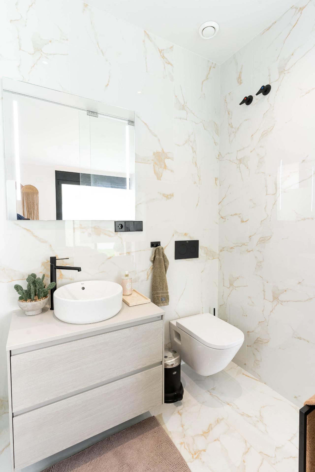 Second bathroom with shower and fittings, 3-bedroom villa in La Siesta
