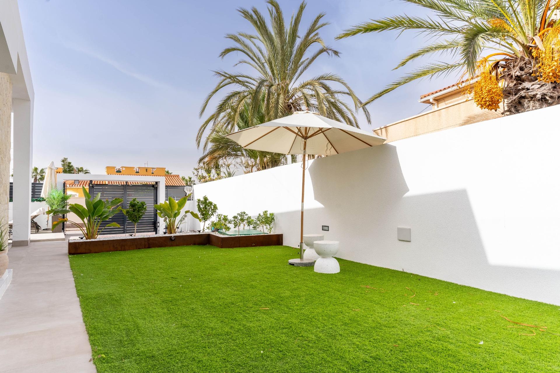 Kitchen open toward dining and living zone, La Siesta villa, Torrevieja