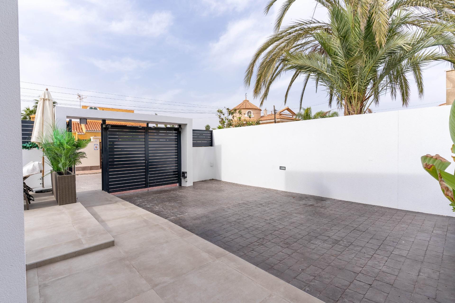 Handleless kitchen units in minimalist open-plan kitchen, La Siesta villa