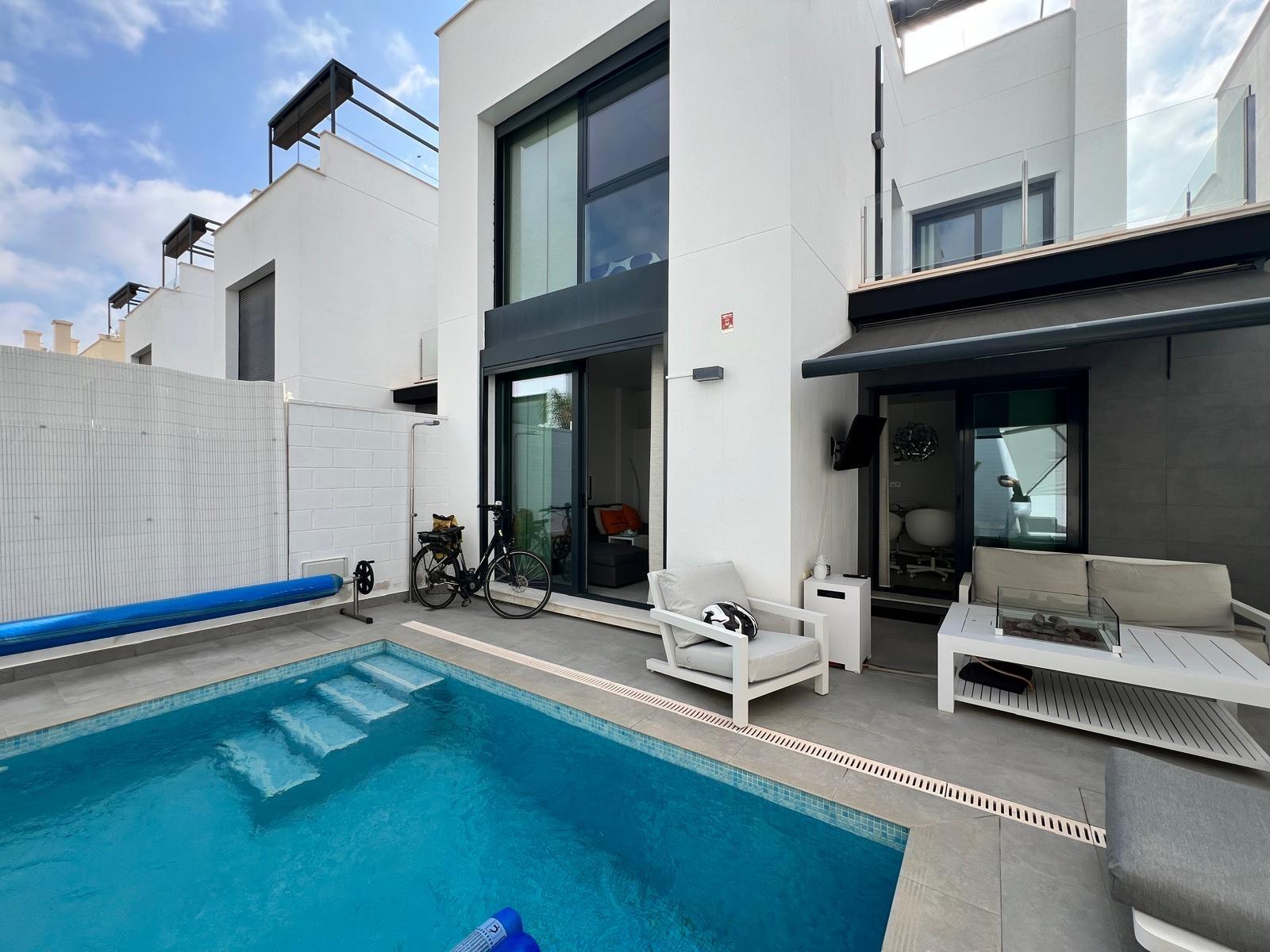 Open-plan living and dining area in 3-bedroom villa, Villamartín-Las Filipinas