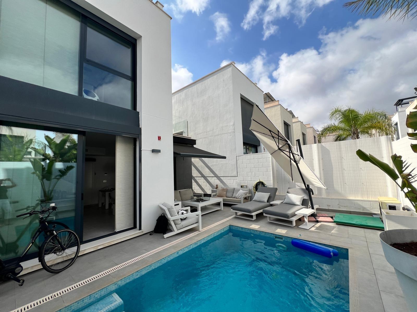 Kitchen worktop and integrated appliances, villa in Villamartín-Las Filipinas, Orihuela Costa