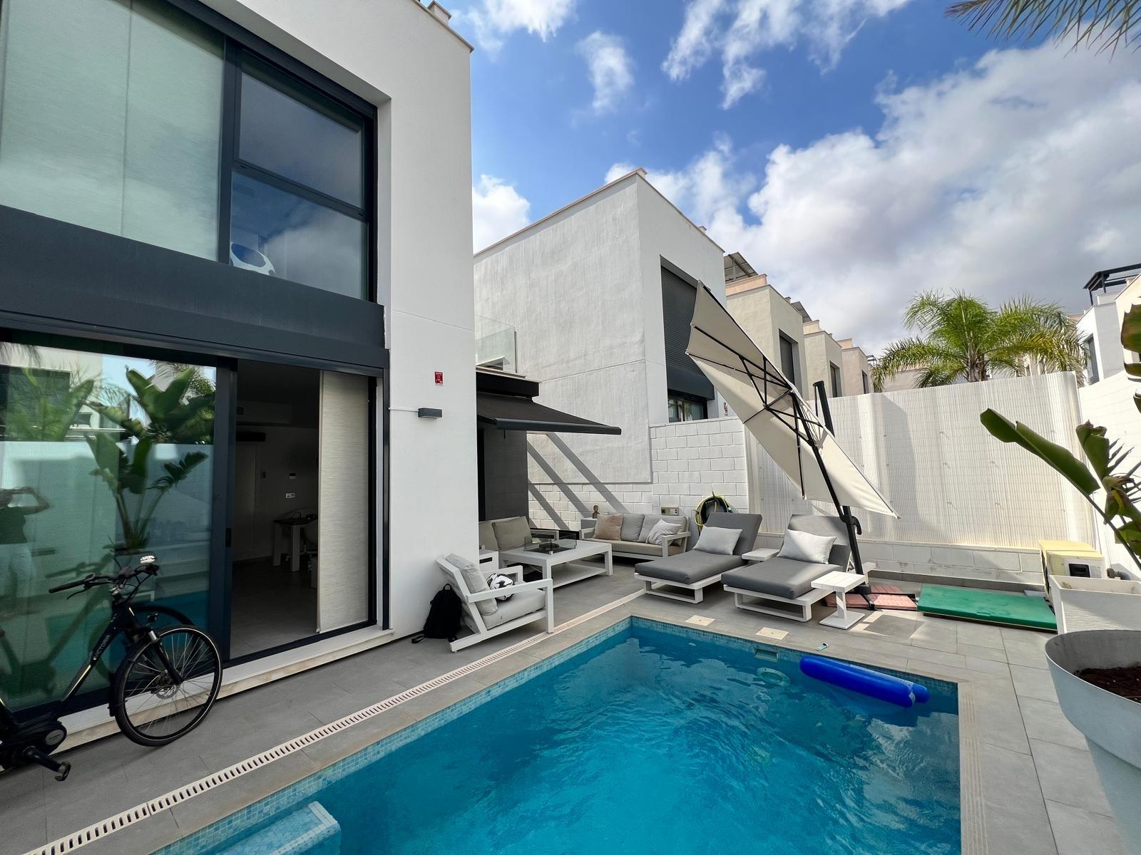Fully equipped kitchen with appliances, 3-bedroom villa, Villamartín-Las Filipinas