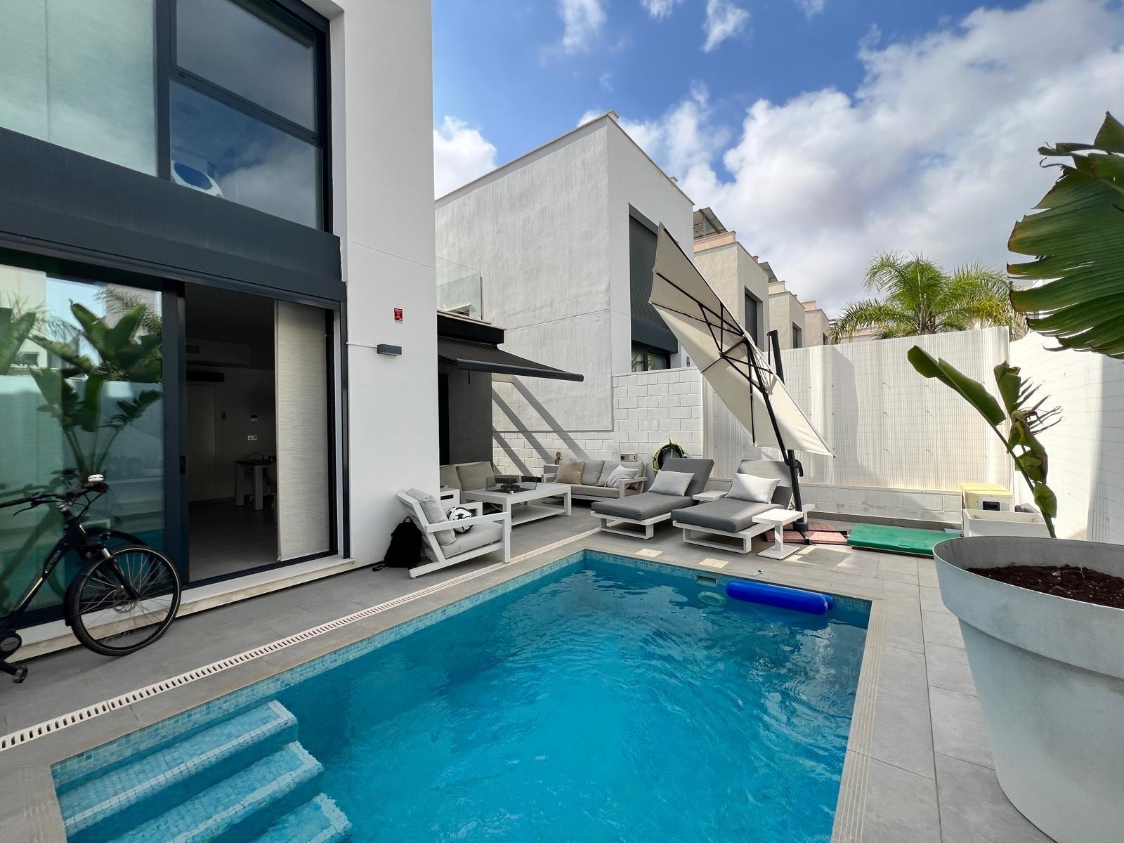 Ground-floor double bedroom with built-in wardrobes, villa in Villamartín-Las Filipinas