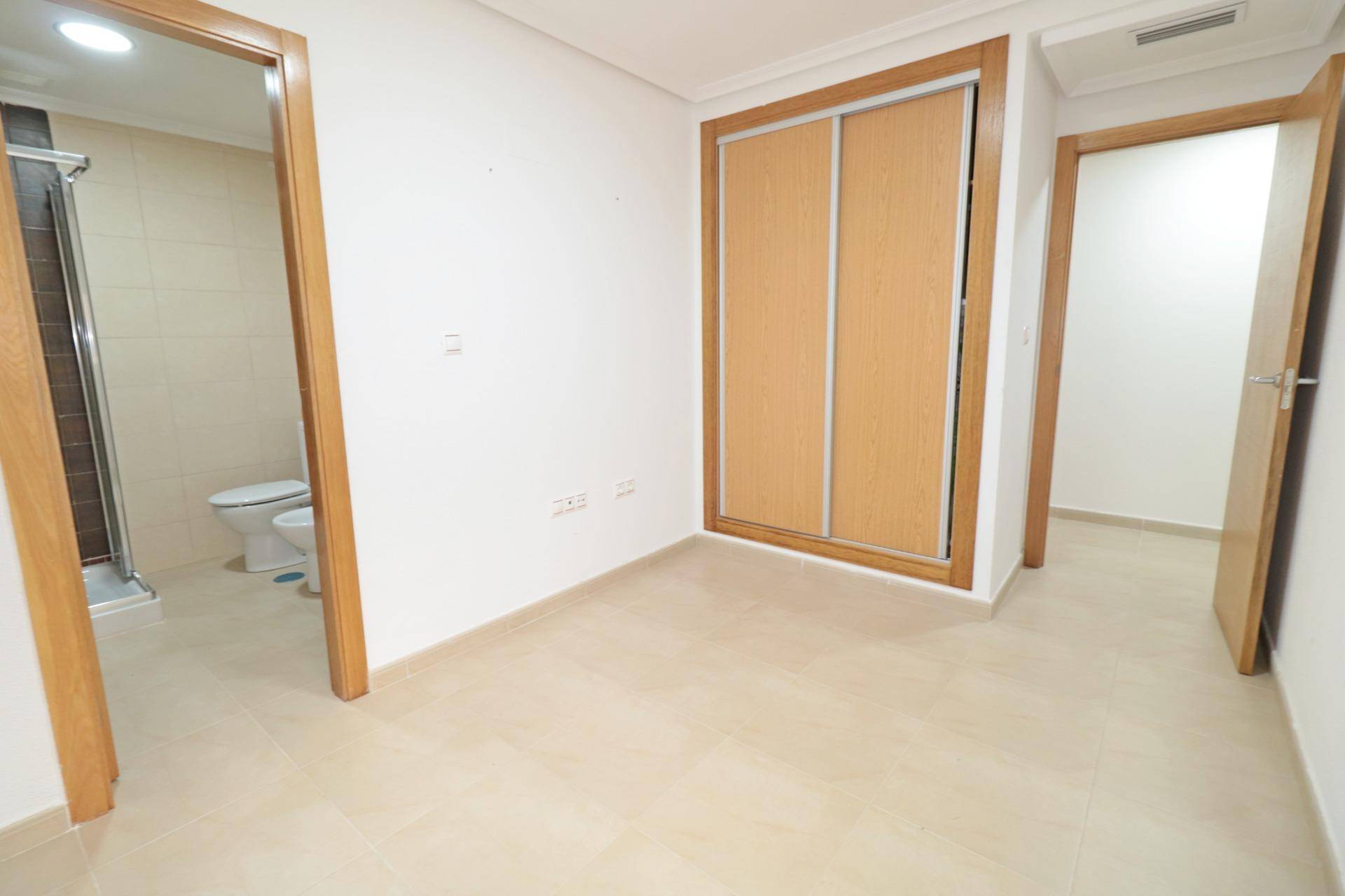 Internal hallway in 4-bedroom ground-floor apartment, Parque de las Naciones, Torrevieja