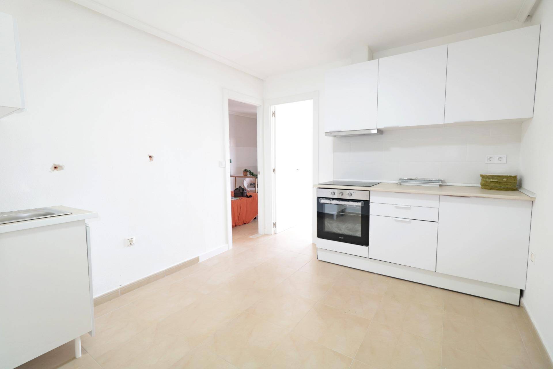 Kitchen with fitted units in 4-bedroom apartment, Parque de las Naciones, Torrevieja