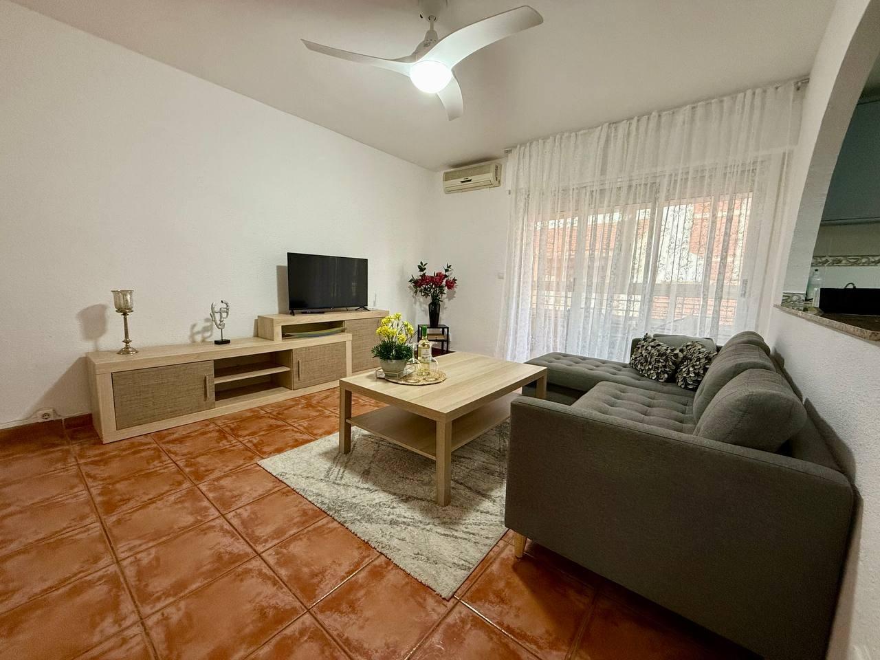 Open-plan kitchen and dining area in 2-bedroom apartment, Playa del Cura, Torrevieja