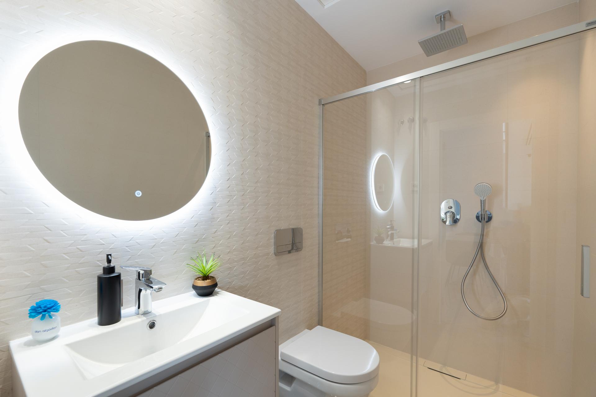 Bathroom with modern fittings and tiled walls in townhouse, El Pinet