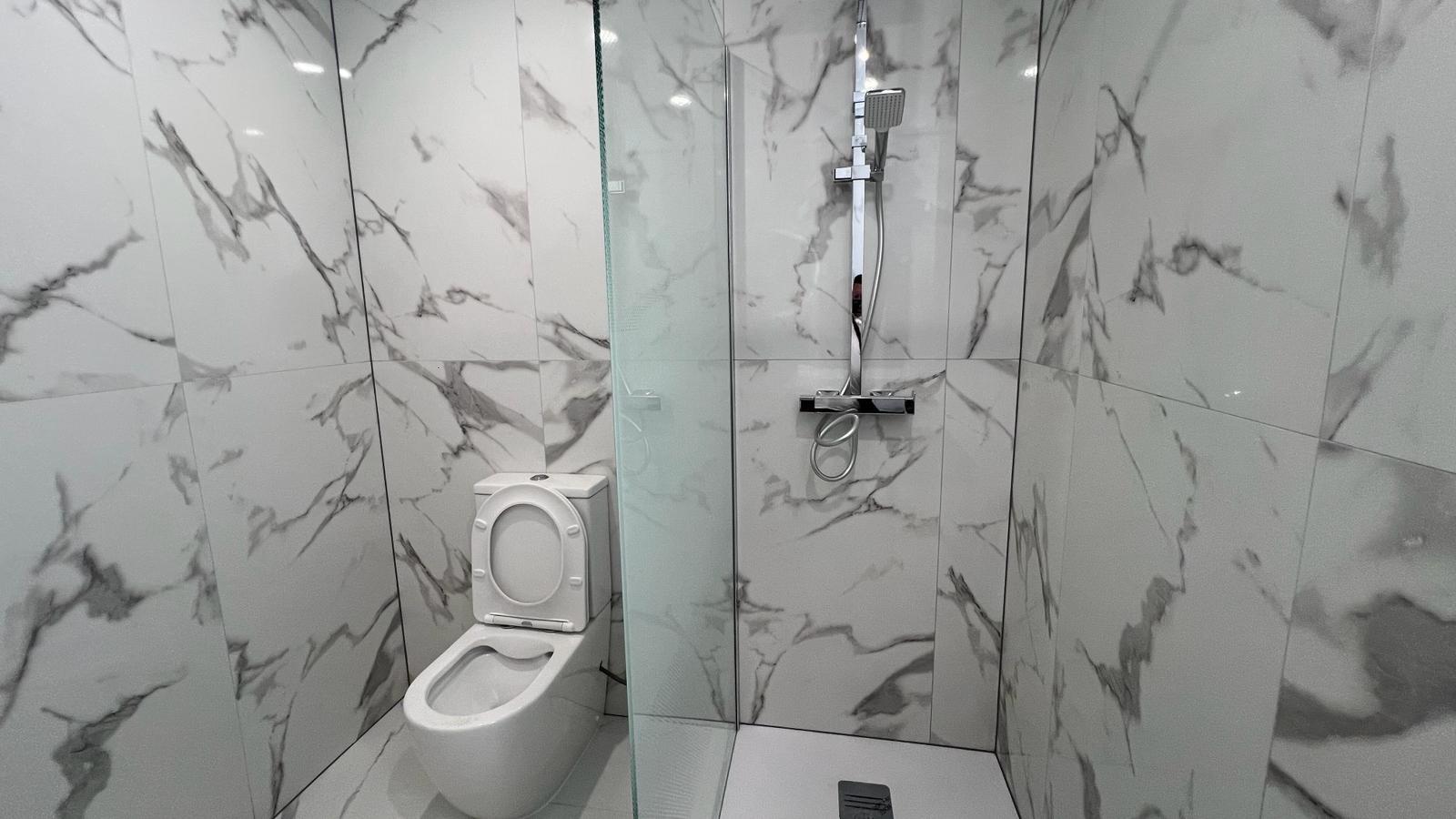 Main bathroom with contemporary fittings in 3-bedroom apartment, Acequion, Torrevieja