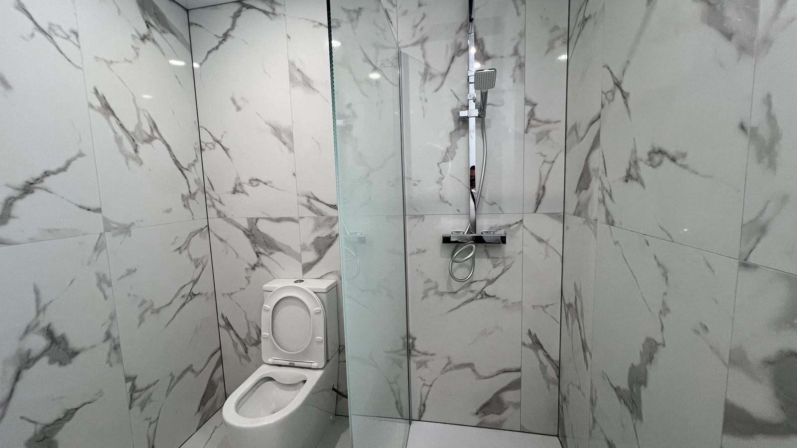 Second bathroom in renovated apartment on third floor, Acequion, Torrevieja