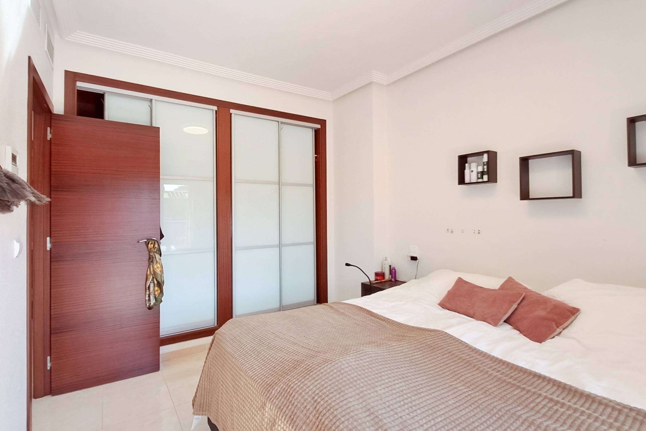 Bathroom with bathtub and walk-in shower, apartment in Lomas de Cabo Roig