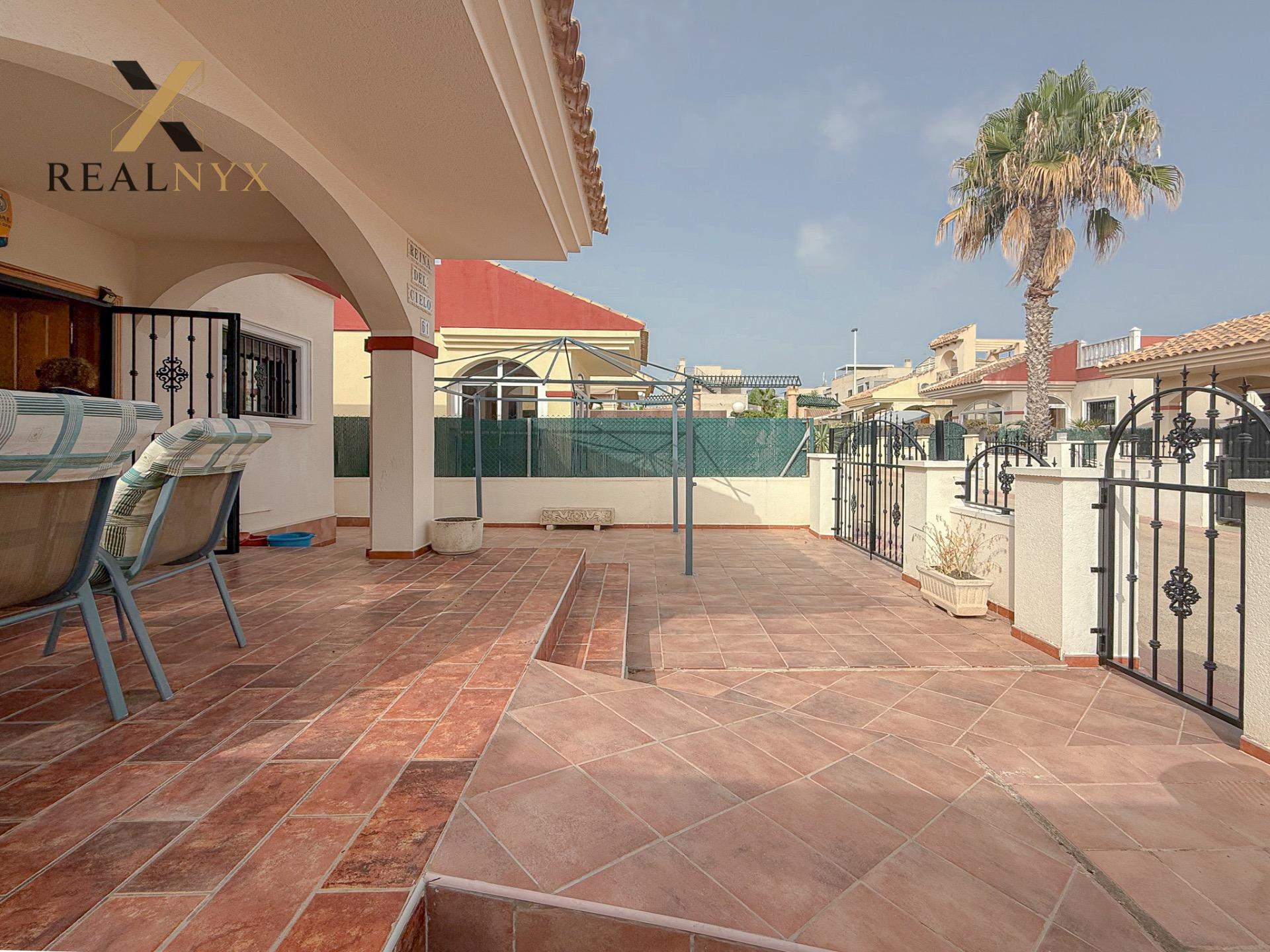 Second bathroom with tiled walls, 2-bedroom villa, Aguas Nuevas, Torrevieja