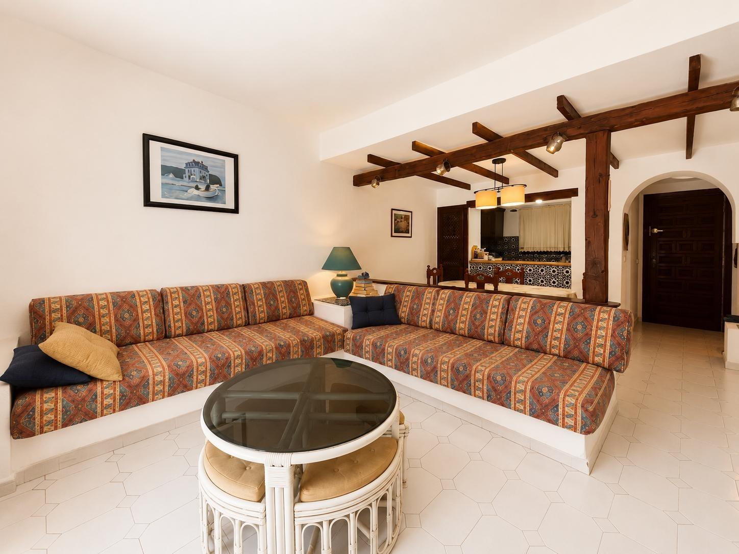 Living room with sofa and window in 1-bedroom ground-floor apartment, Playa de los Locos, Torrevieja