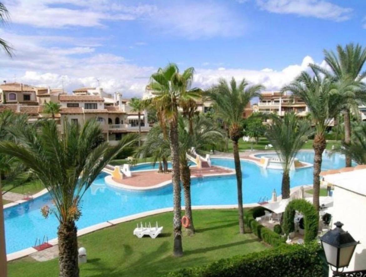 Open-plan living area with seating and natural light, ground-floor apartment, Aldea del Mar, Torrevieja