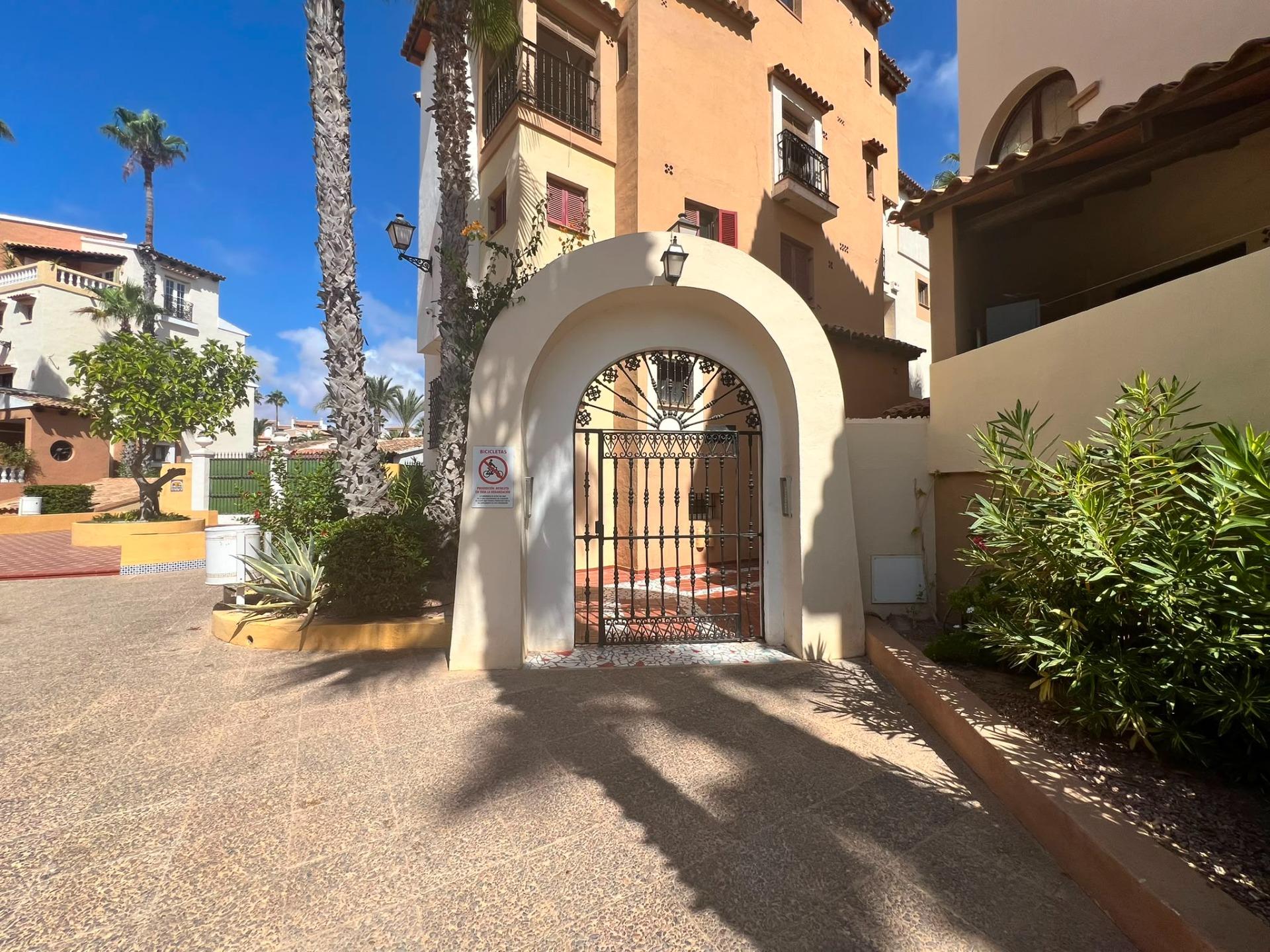 Kitchen with fitted units and worktop, ground-floor apartment, Playa de los Locos, Torrevieja