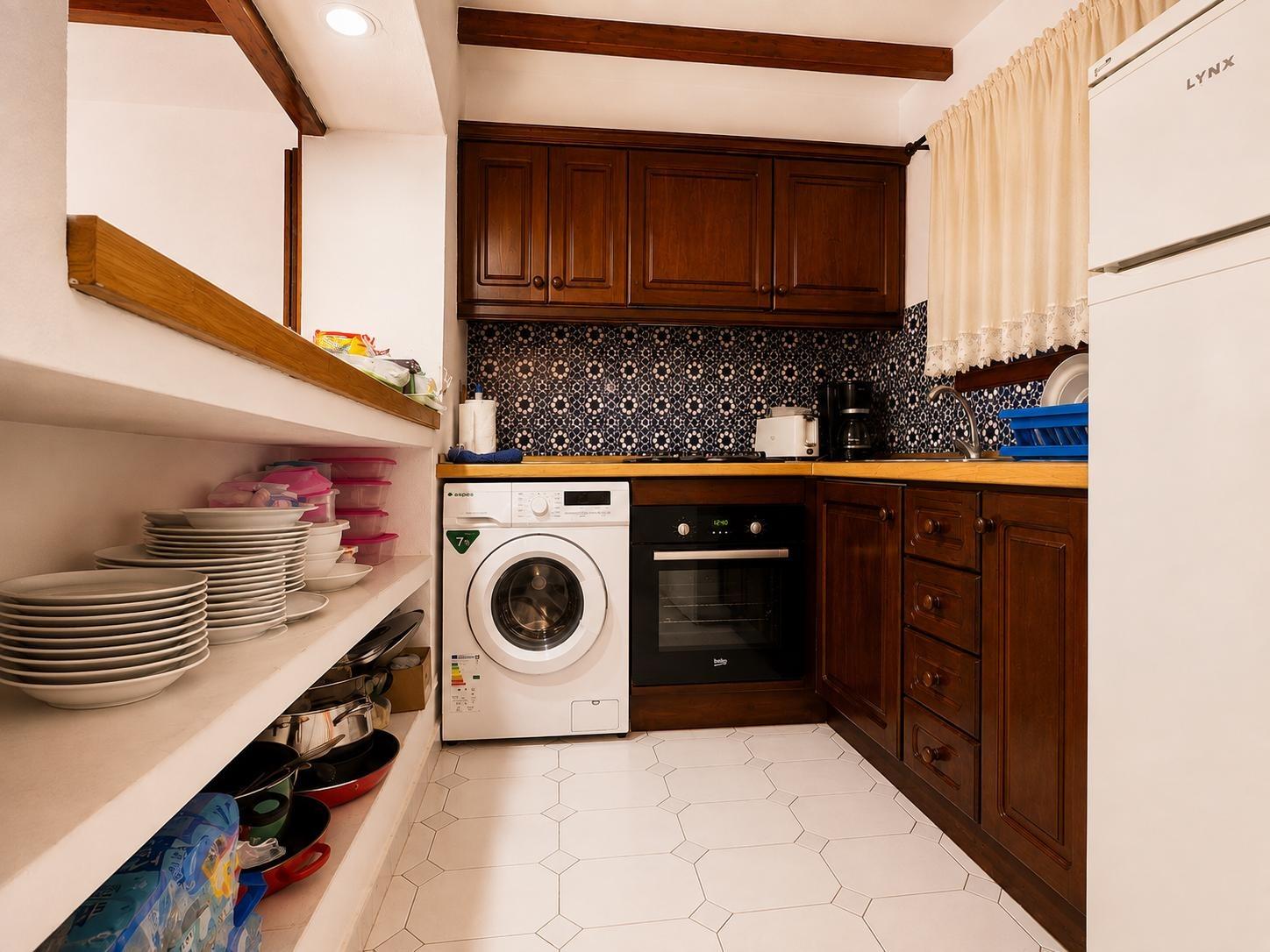 Kitchen showing appliances and fitted cupboards, 1-bedroom apartment, Aldea del Mar, Torrevieja