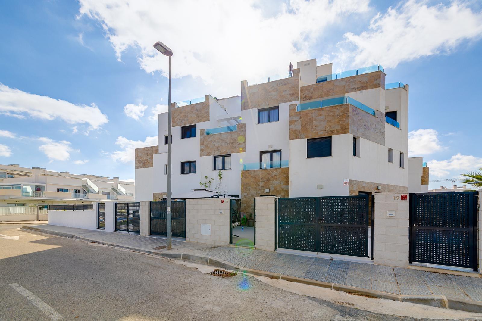 Open-plan lounge and dining area in 3-bedroom villa, Villamartin