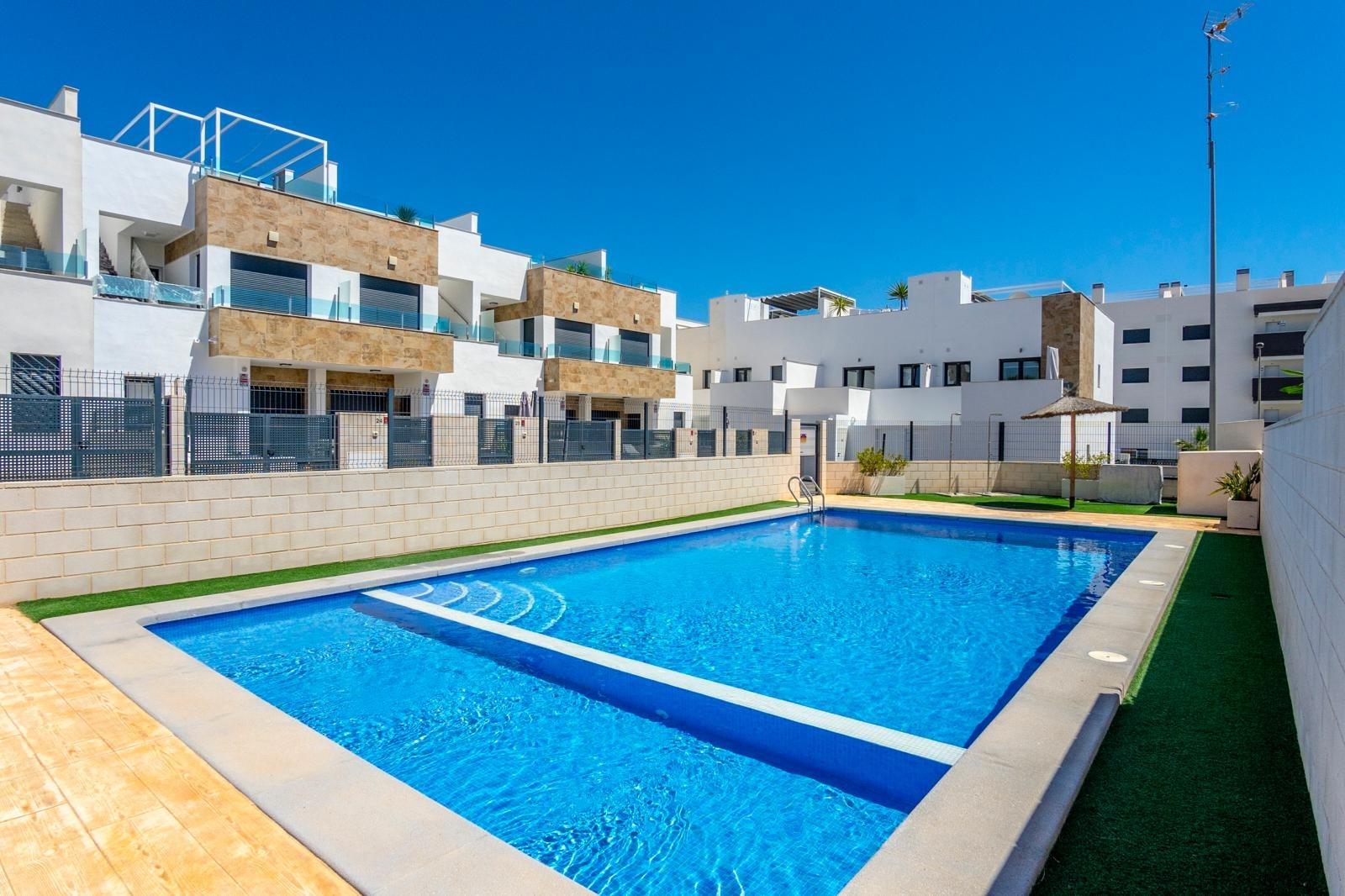 Open-plan kitchen with fitted units in 3-bedroom villa, Villamartin