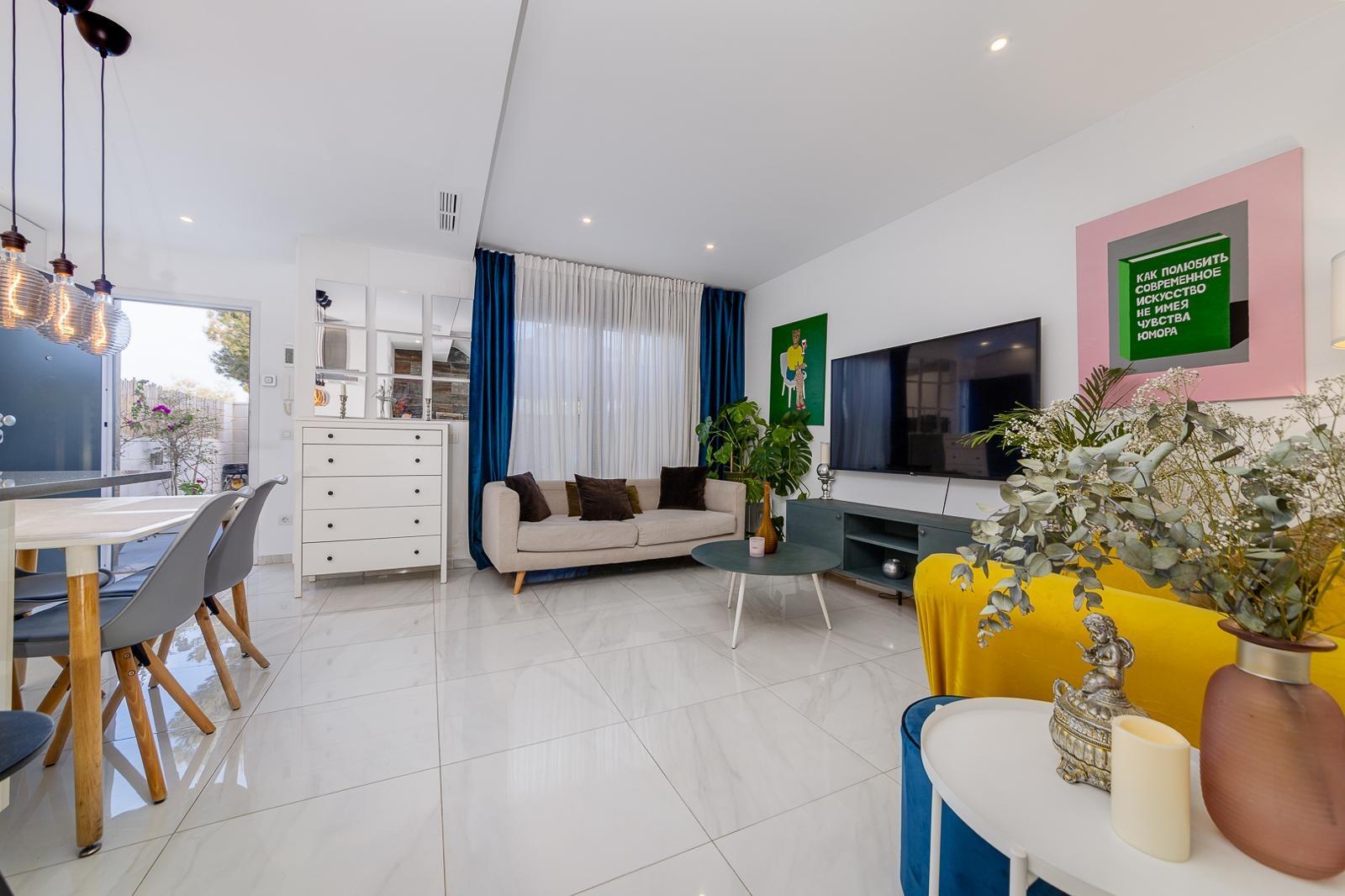 Double bedroom with window in 3-bedroom villa, Villamartin