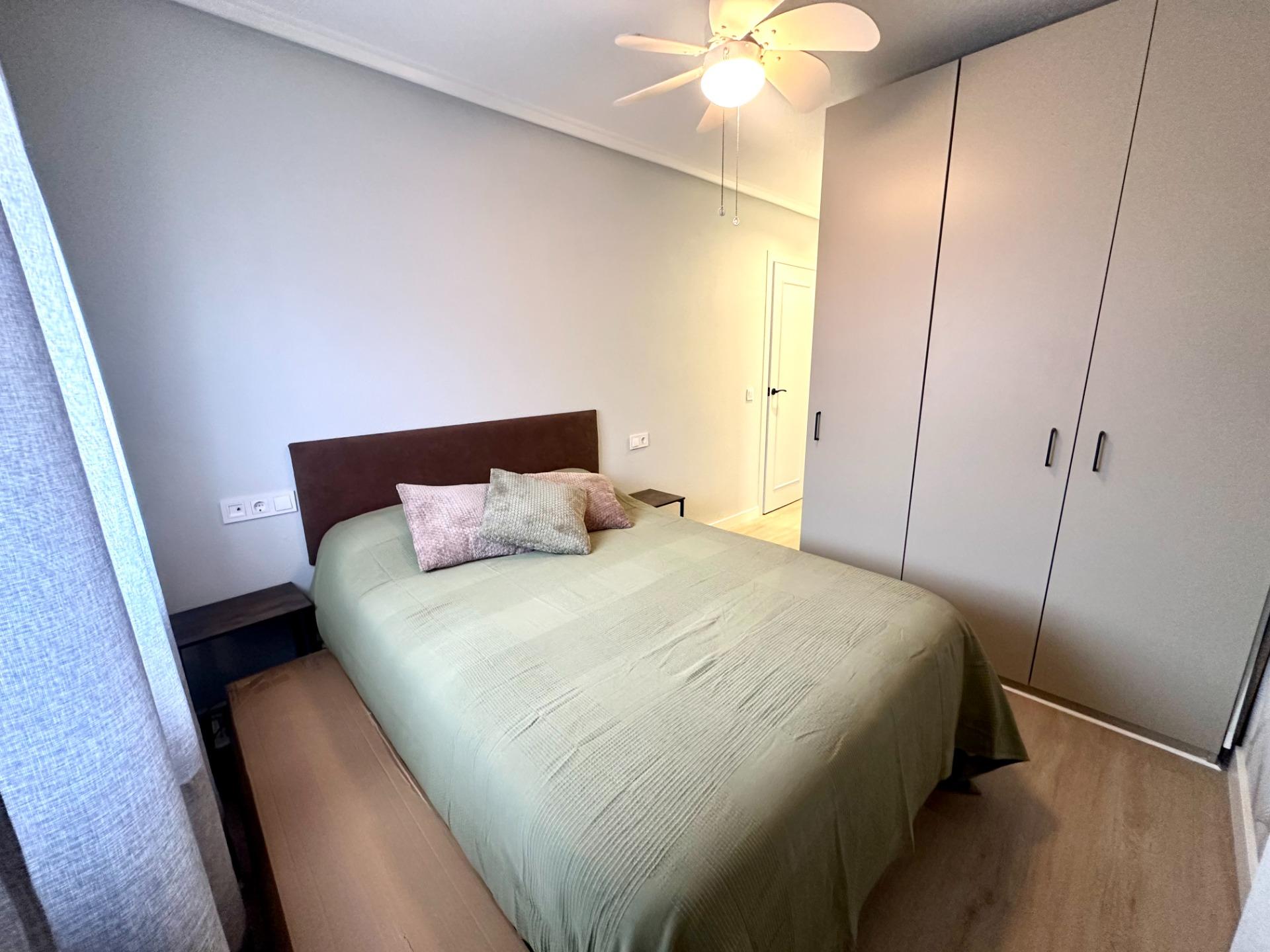 Renovated bathroom with tiled walls and new fittings, Playa del Cura, Torrevieja
