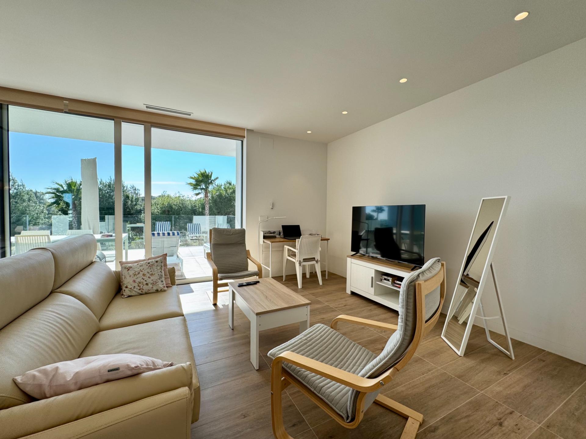 Second bathroom with tiled walls and shower, corner apartment in Las Colinas Golf