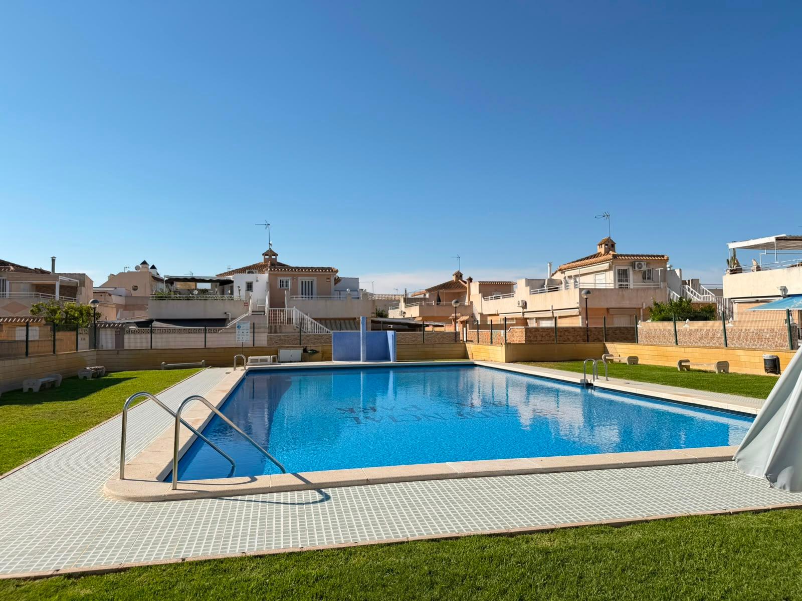 Renovated kitchen with fitted units in 3-bedroom quad, Carrefour, Torrevieja
