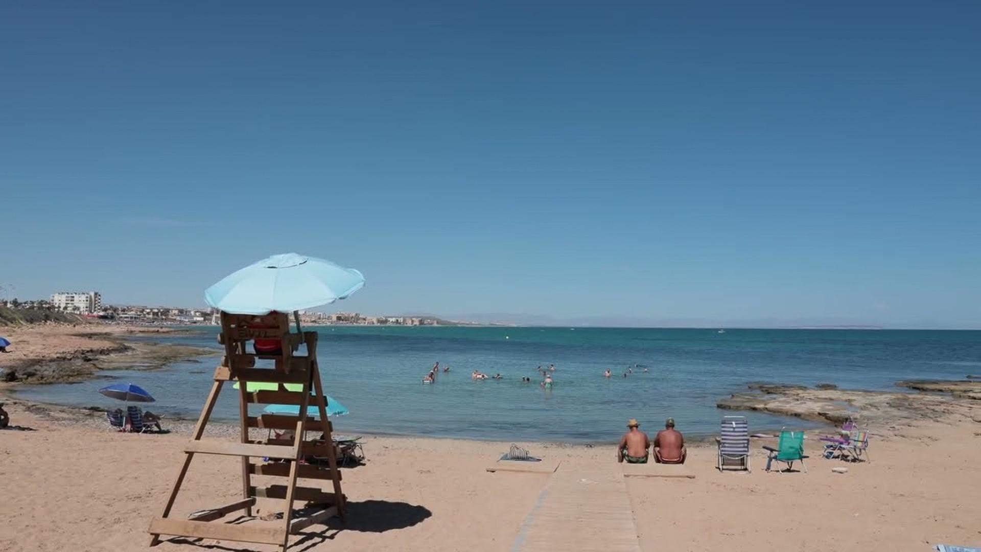 Kitchen with worktop and storage units in 2-bedroom penthouse, Cabo Cervera, Torrevieja