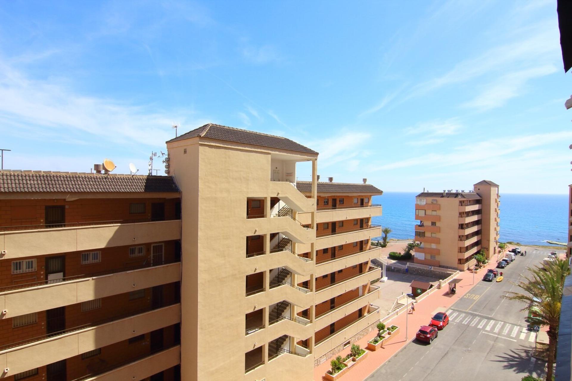 Bathroom with fittings in 2-bedroom penthouse, Cabo Cervera, Torrevieja