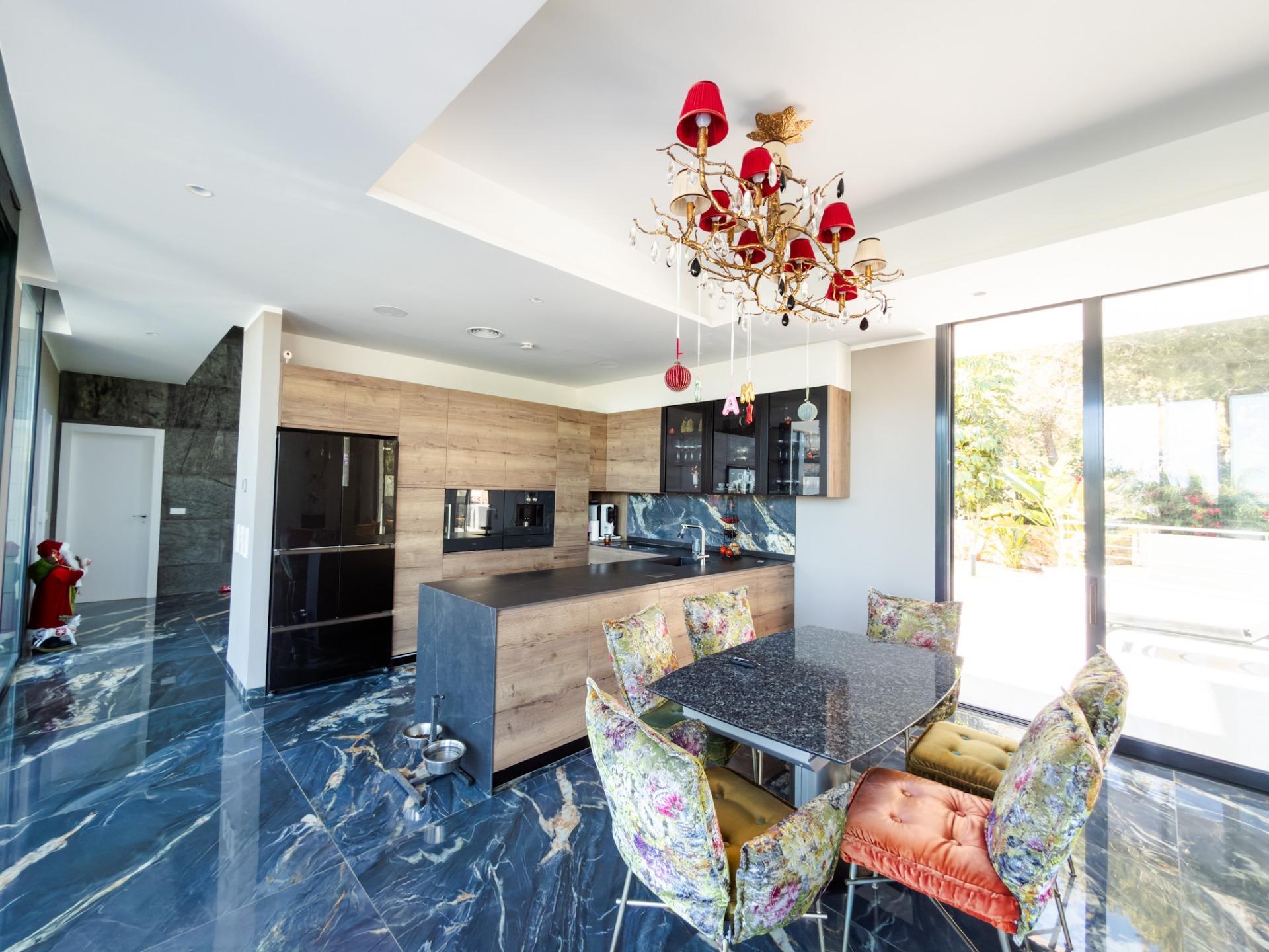 En-suite bathroom with walk-in shower and wall-mounted fittings, 6-bedroom villa, Las Colinas Golf