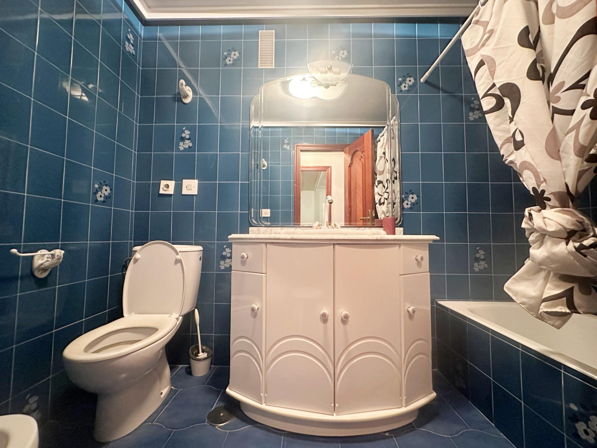 Kitchen worktop and appliances in 4-bedroom apartment, Centro, Torrevieja