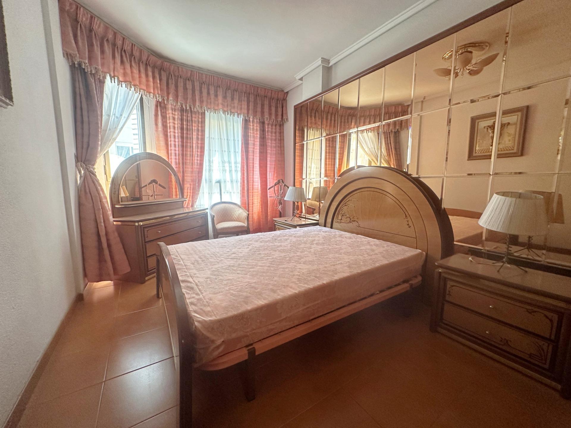 Bathroom fittings and tiles in 4-bedroom apartment, Centro, Torrevieja