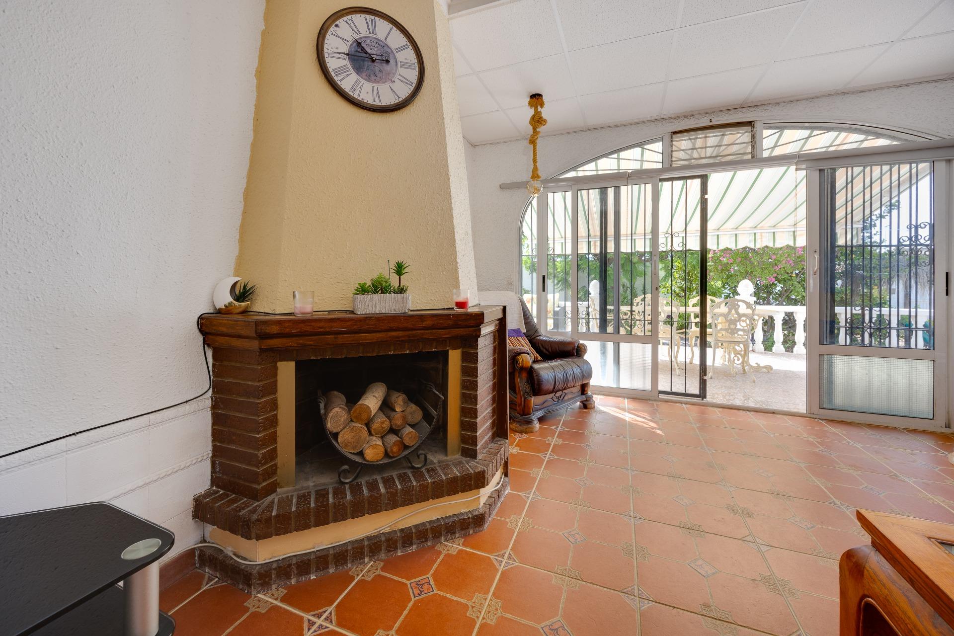 Side exterior of detached villa on 796m2 plot, La Siesta, Torrevieja