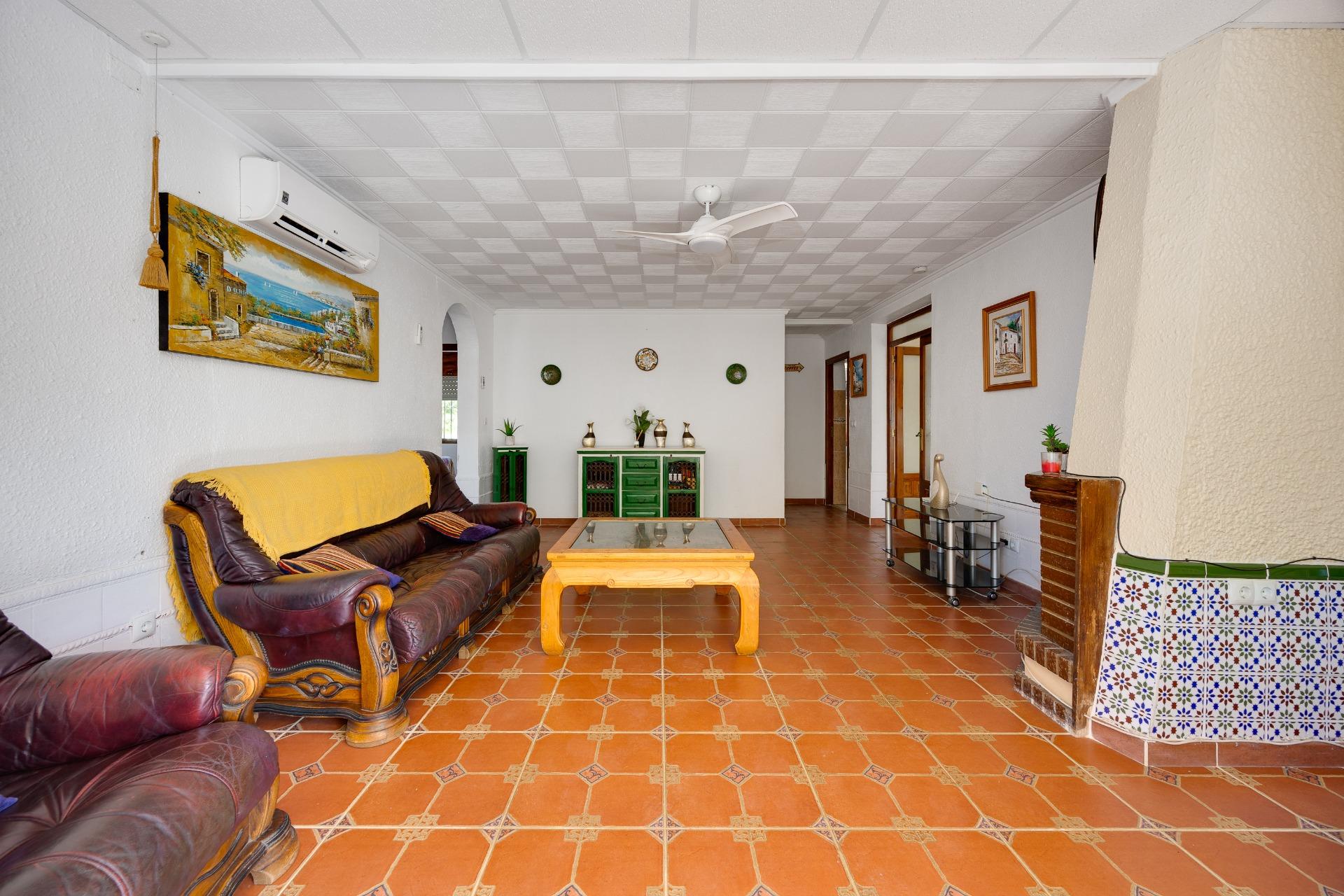 Entrance hallway with tiled floor in 4-bedroom villa, La Siesta, Torrevieja