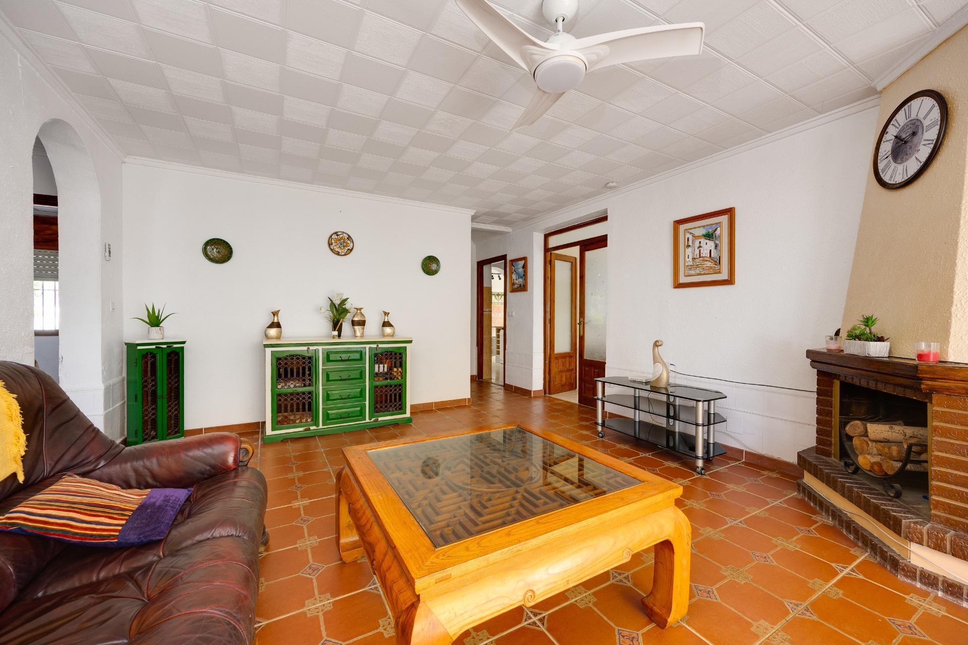 Lounge with wall-mounted air conditioning unit, La Siesta villa, Torrevieja