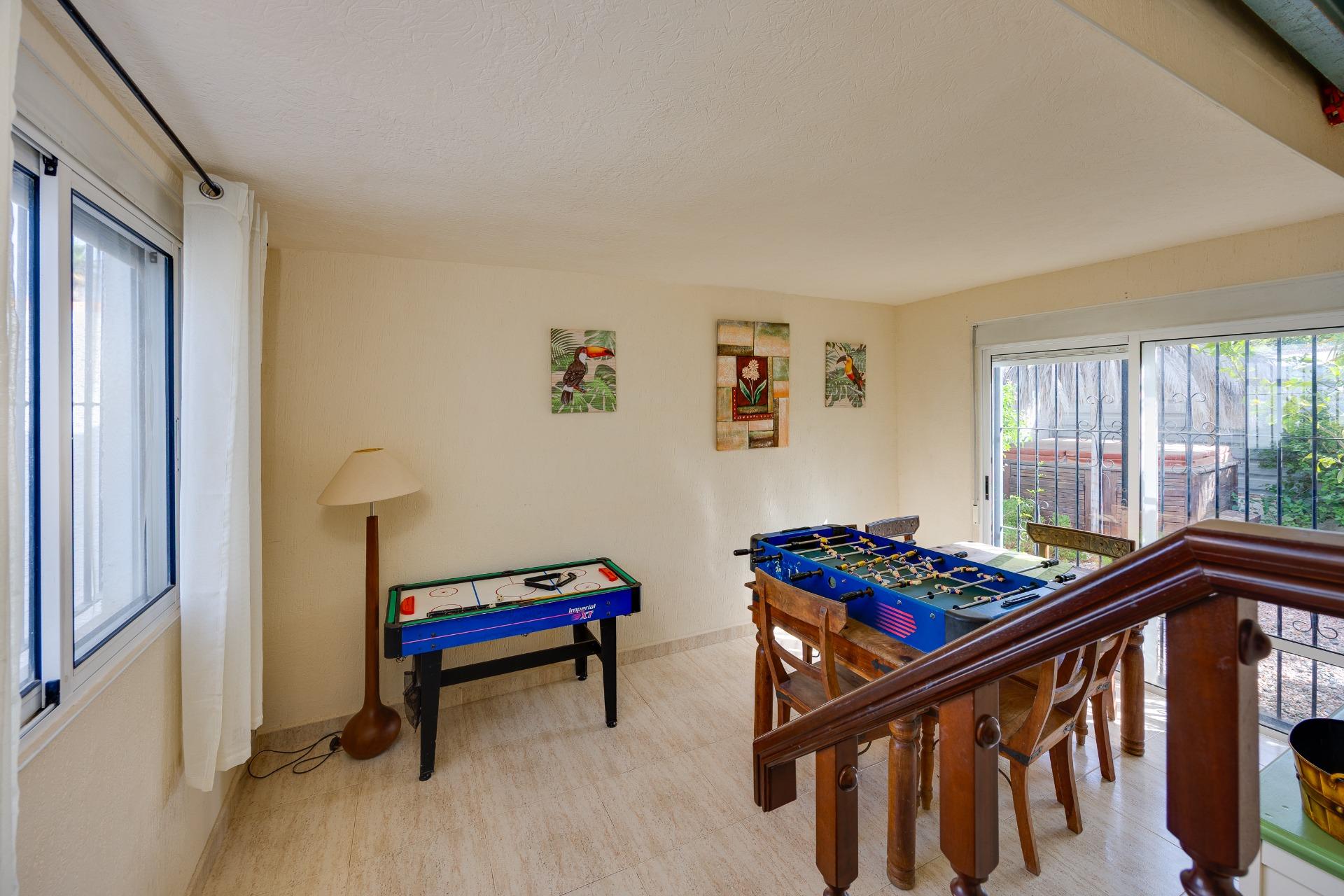 Side terrace with open outdoor space in villa, La Siesta, Torrevieja