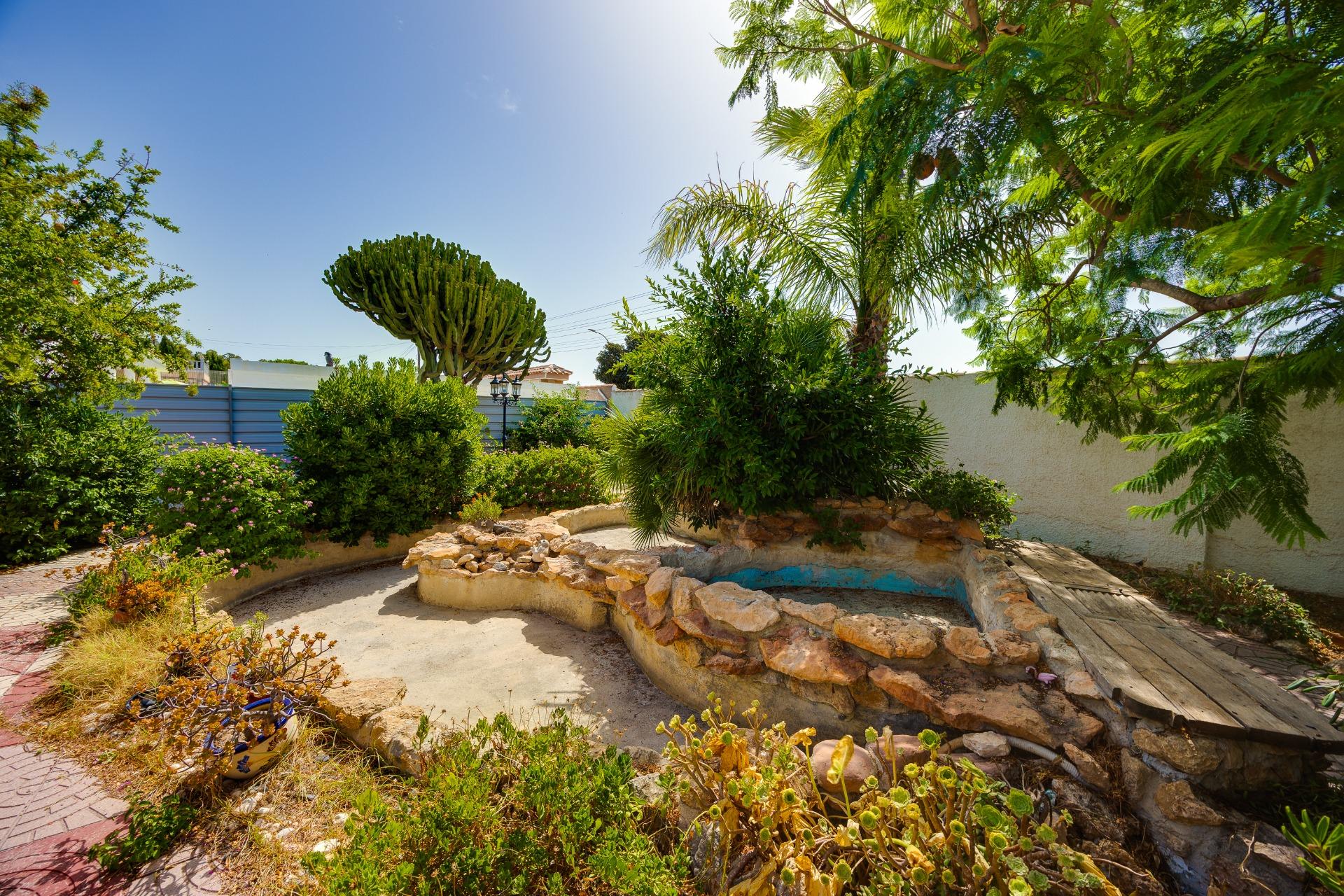 Interior corridor with tiled floor in 4-bedroom villa, La Siesta, Torrevieja