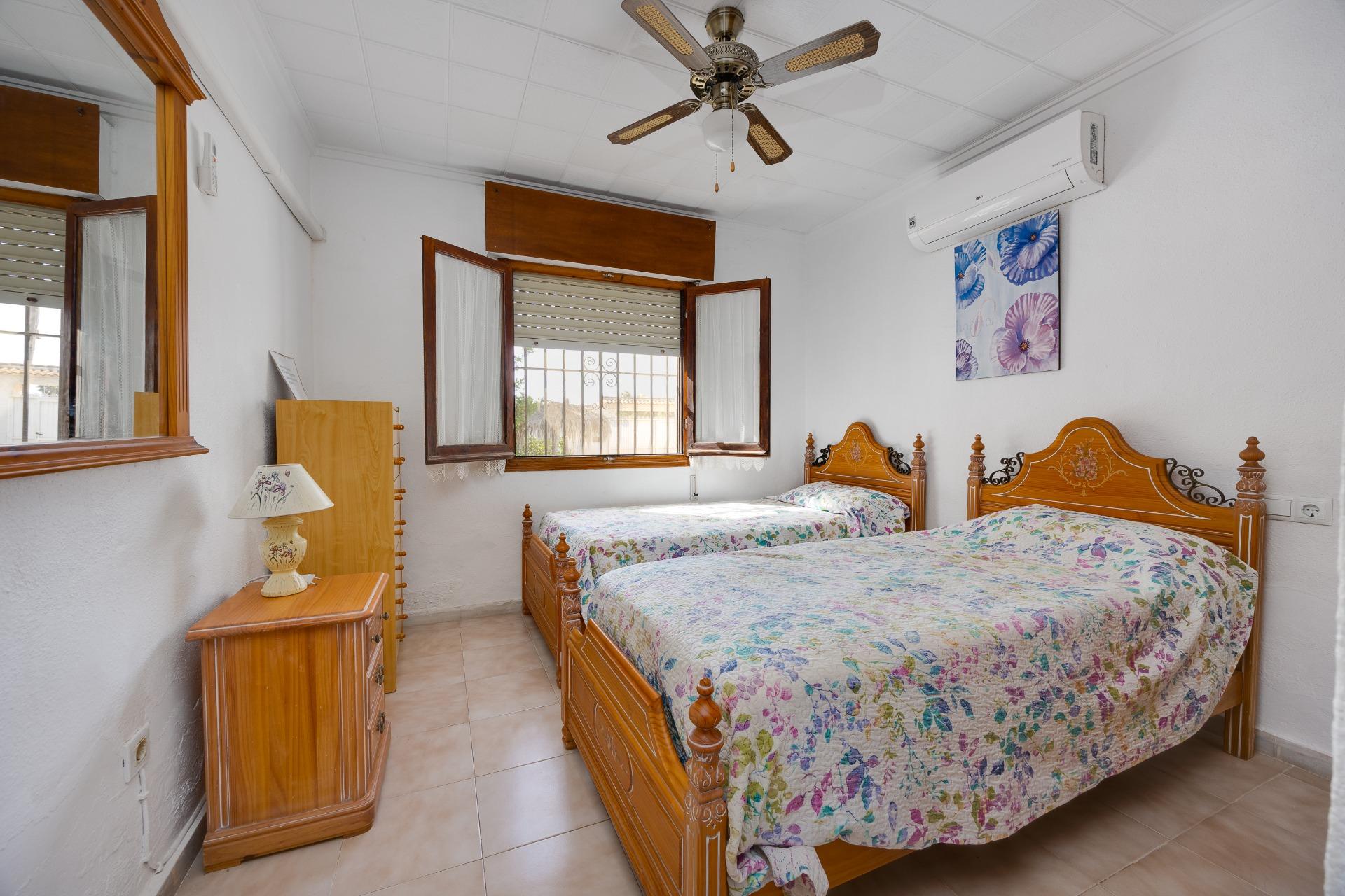 Kitchen with fitted units in 4-bedroom villa, La Siesta, Torrevieja