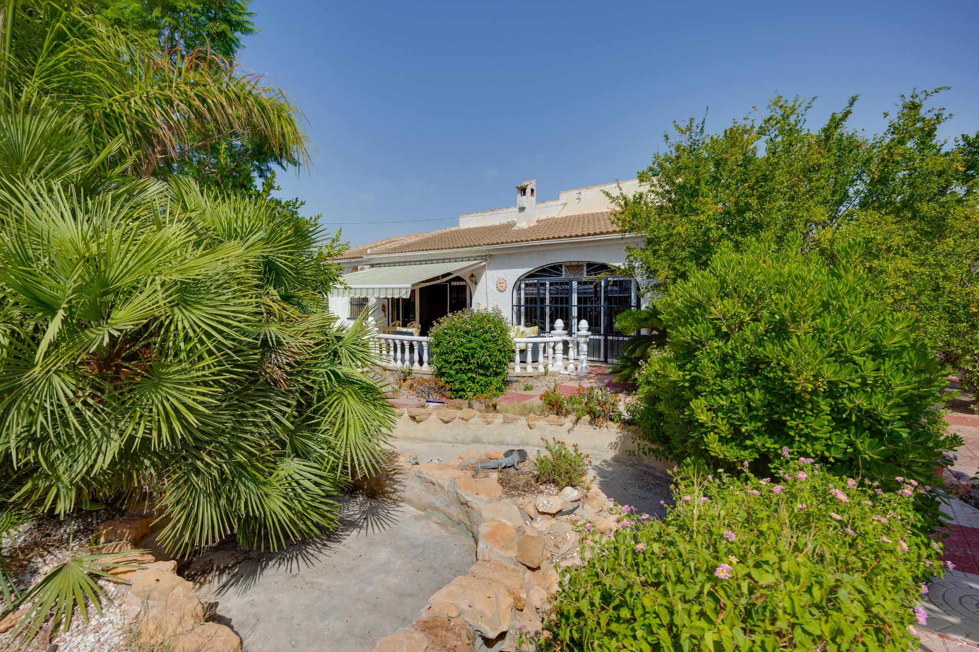 Double bedroom with window and natural light in 4-bedroom villa, La Siesta, Torrevieja