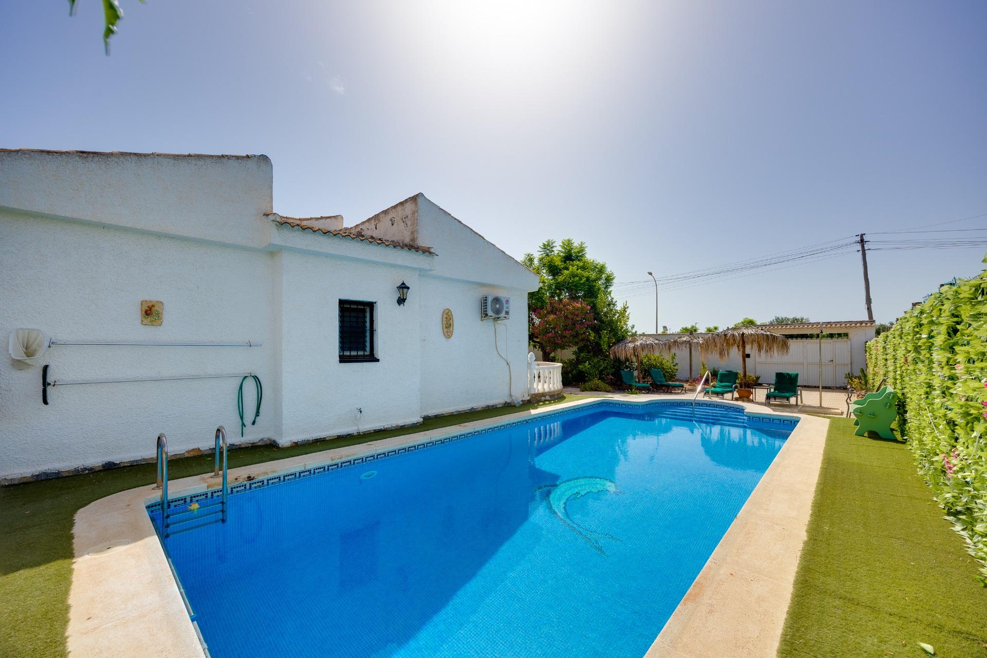 Third bedroom with tiled floor in detached villa, La Siesta, Torrevieja