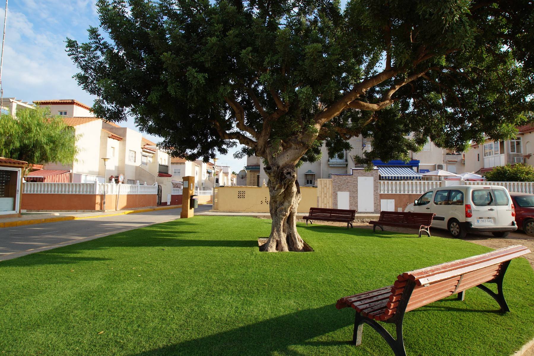 Roof terrace seating area with open sky above, top-floor bungalow, Playa Flamenca