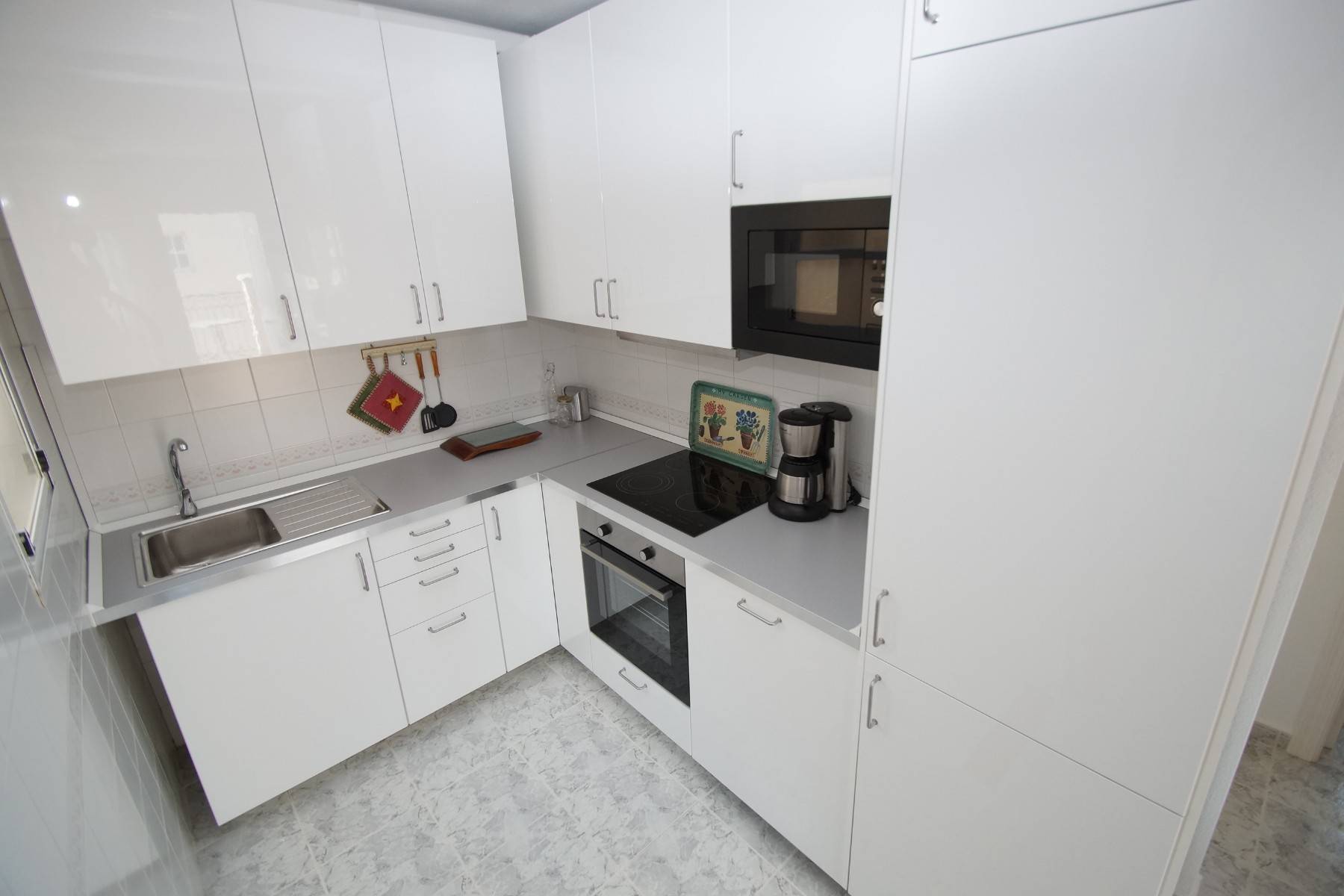 Kitchen with fitted units updated in 2020 in 2-bedroom bungalow, Playa Flamenca